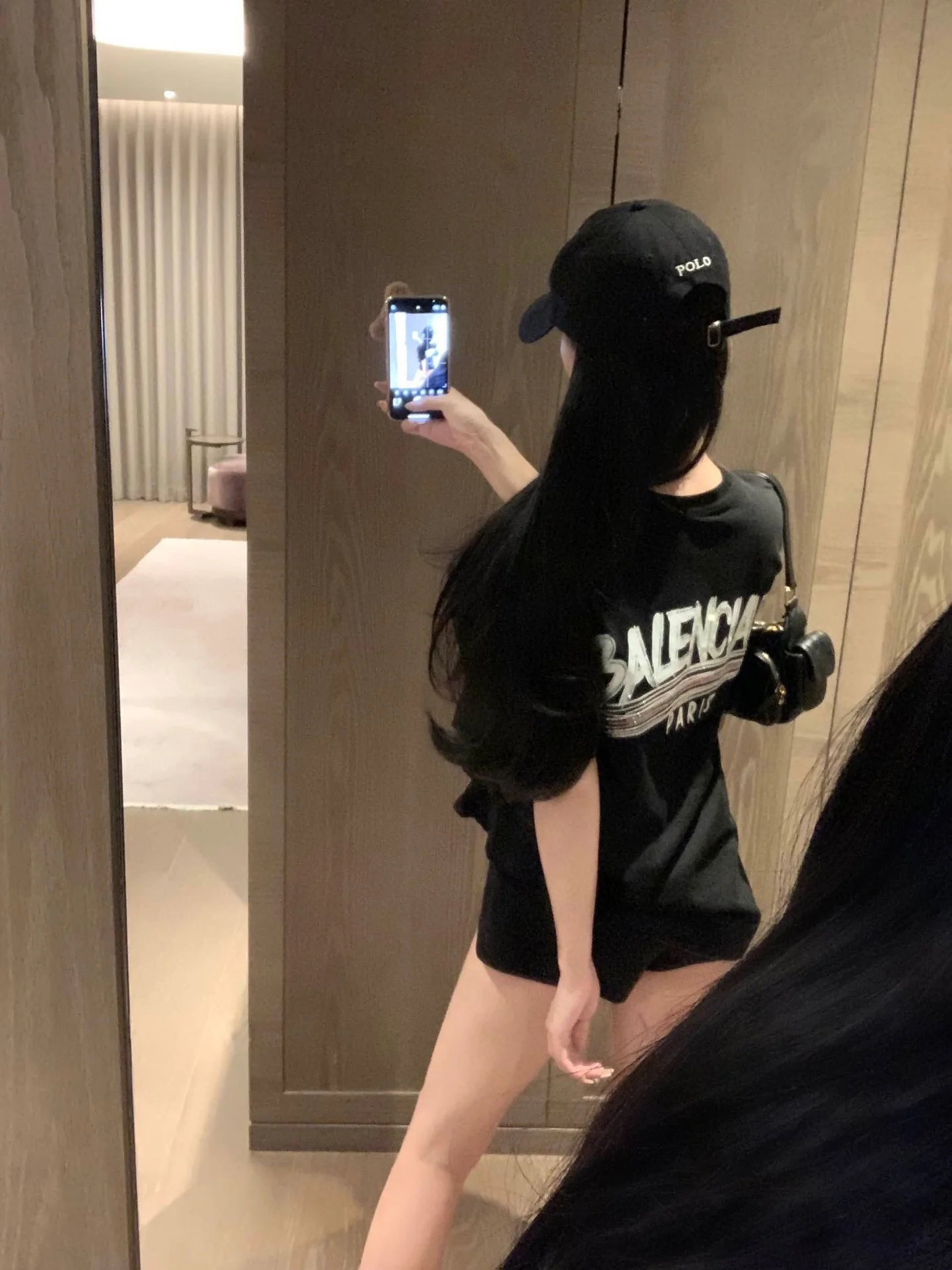 Футболка Balenciaga 2403 из хлопка с коротким рукавом, украшенная стразами и потертой надписью, свободного кроя, черная.