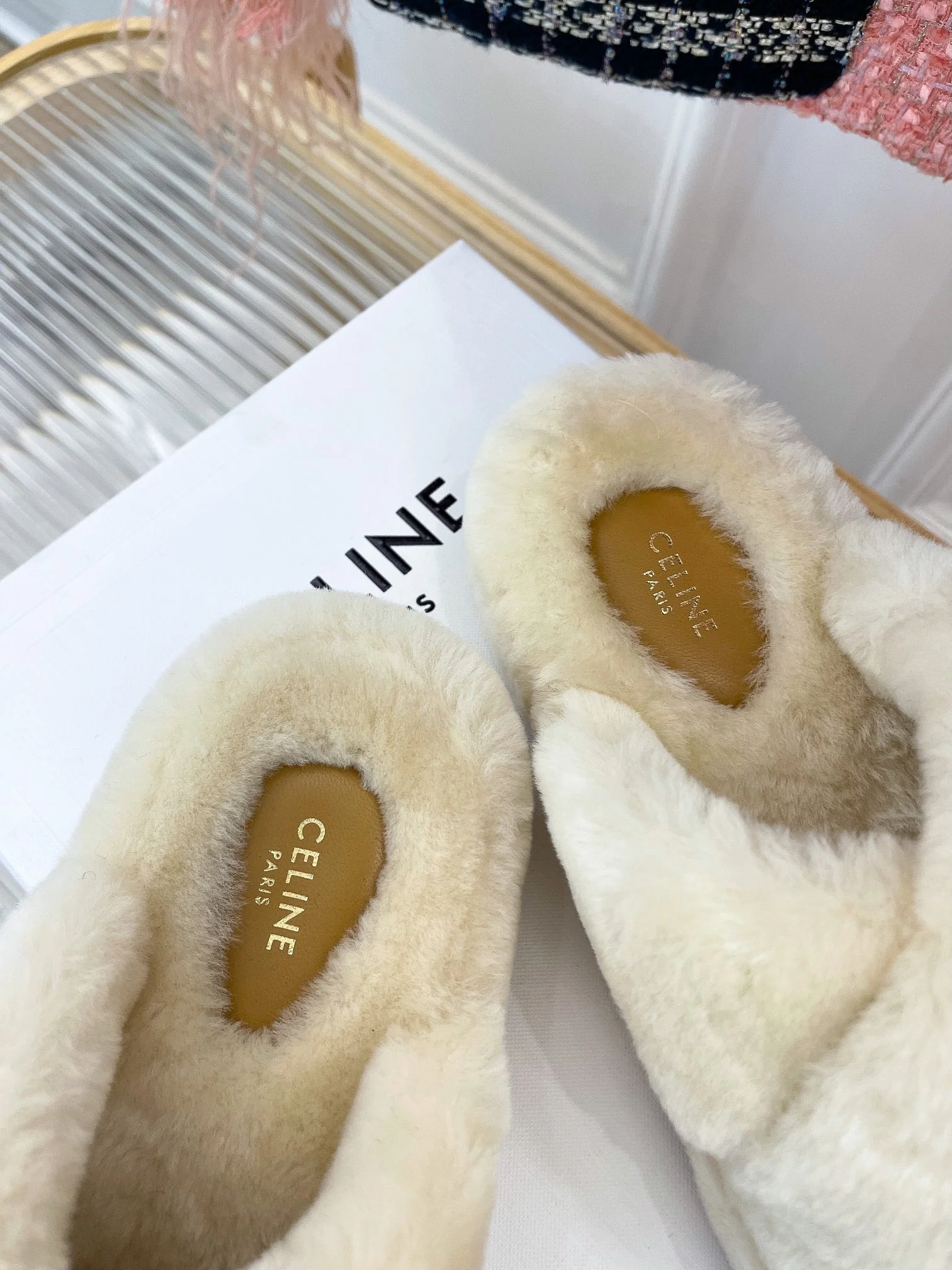 Коллекция Celine Осень/Зима 2022 - Шерстяные тапочки с перекрестным кроем