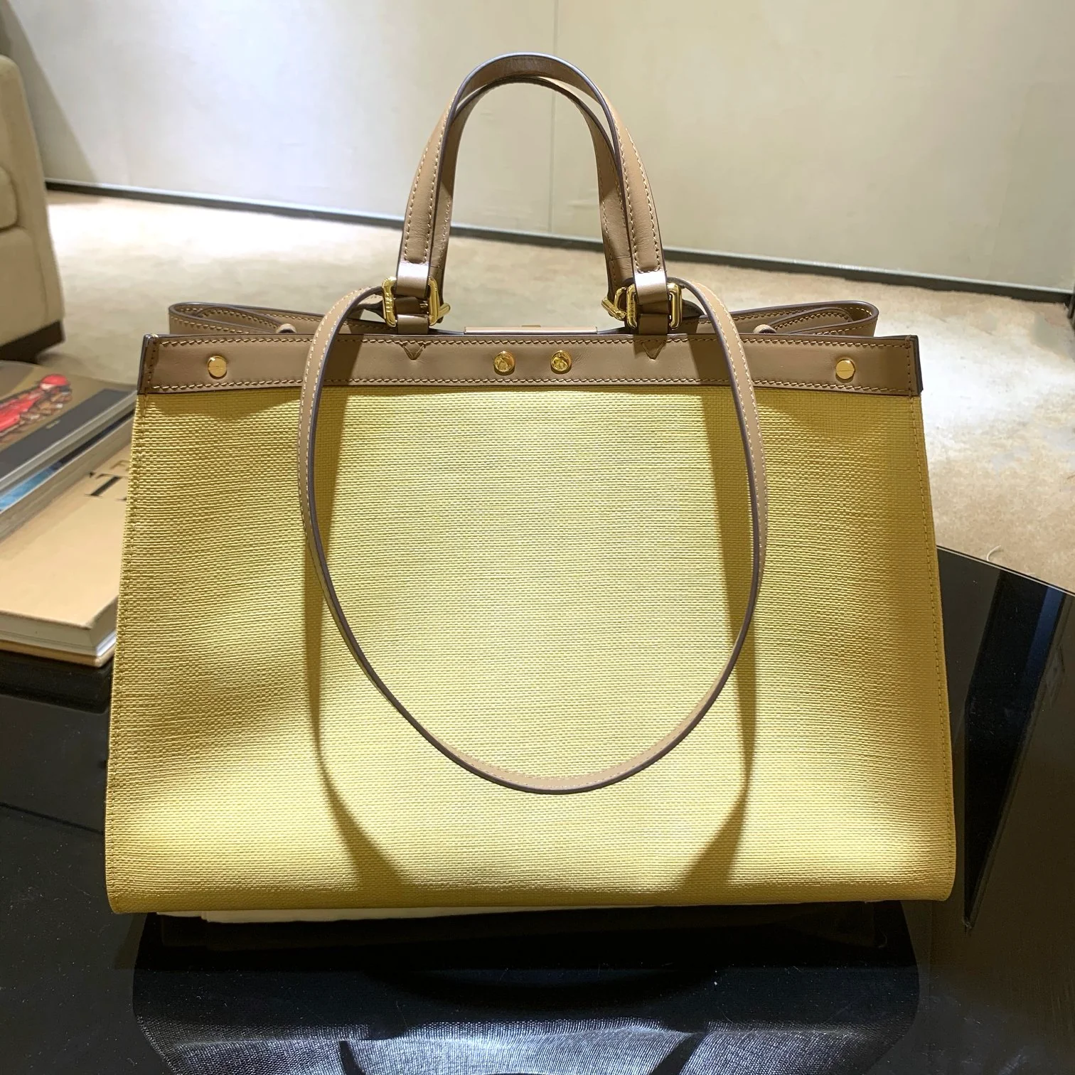 Сумка-тоут Fendi Peekaboo с кожаной ручкой