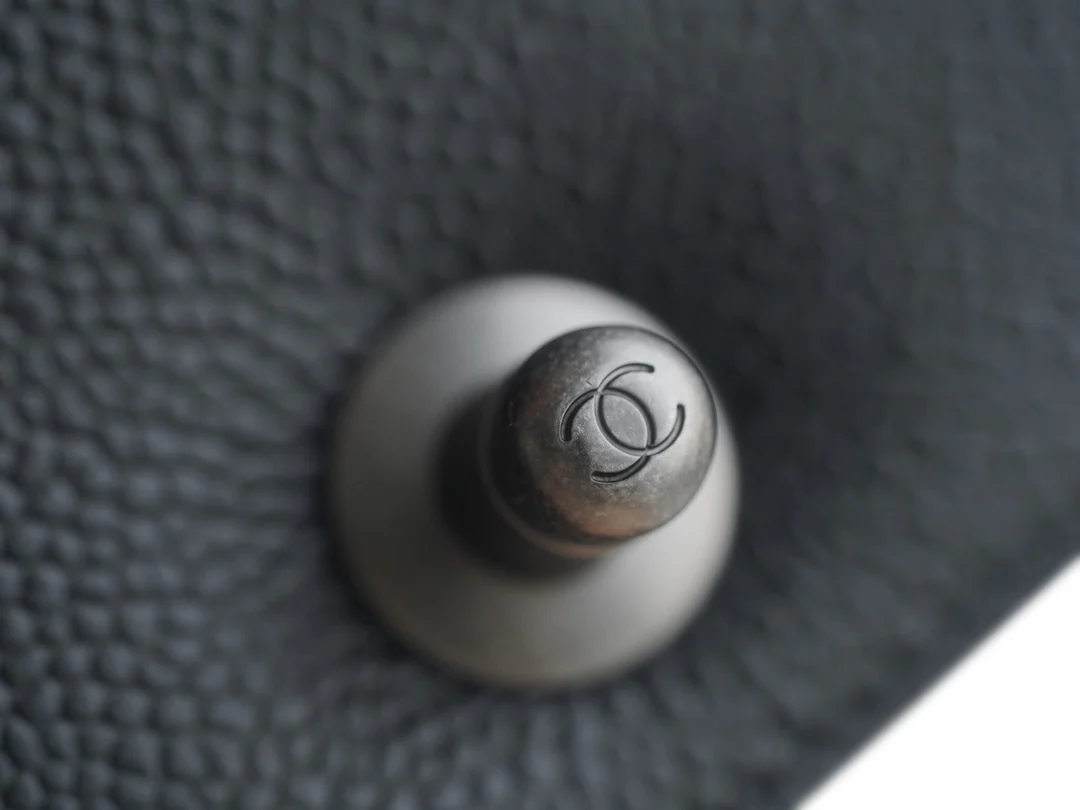 Коллекция Chanel Le Boy - Черная кожа личи, винтажная серебряная пряжка - 20 см