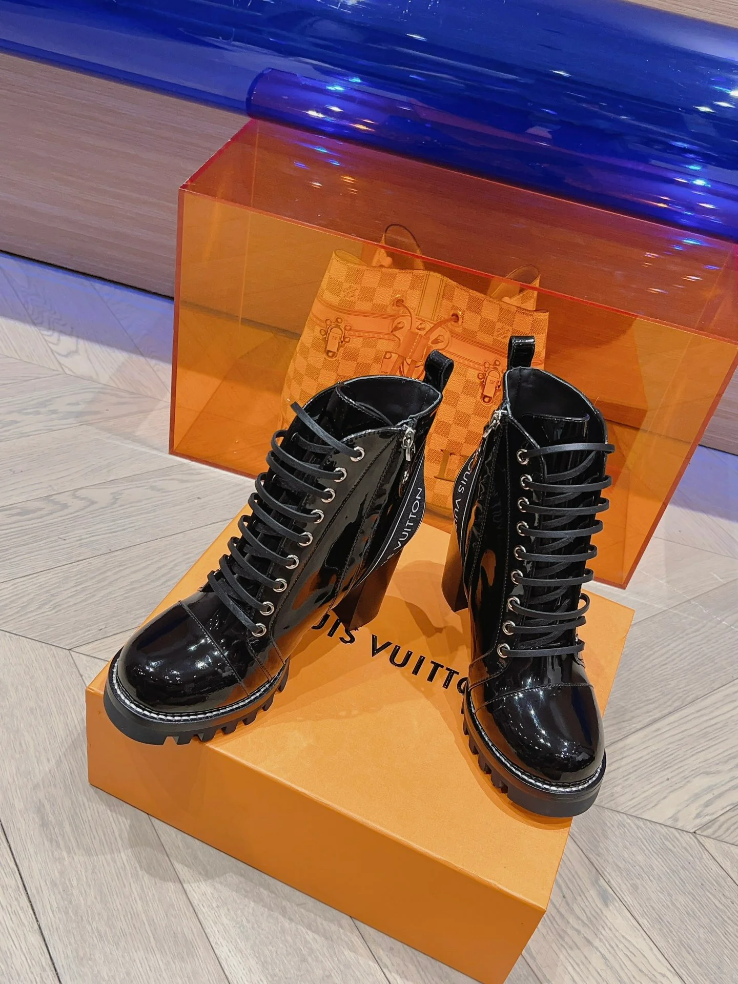 LV - Новинка сезона осень/зима 2023 - Ботильоны на высоком каблуке - Лакированная кожа, черные - Модель 2