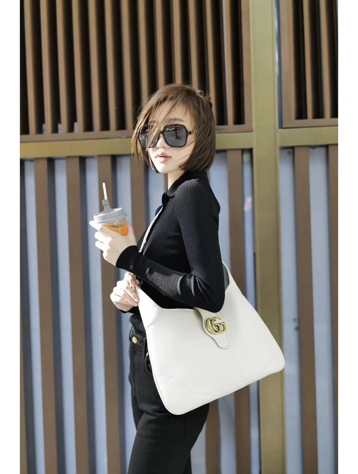 Весенняя коллекция Gucci 2023 — Сумка через плечо ?Полумесяц? — Белая — Фотографии в одежде.