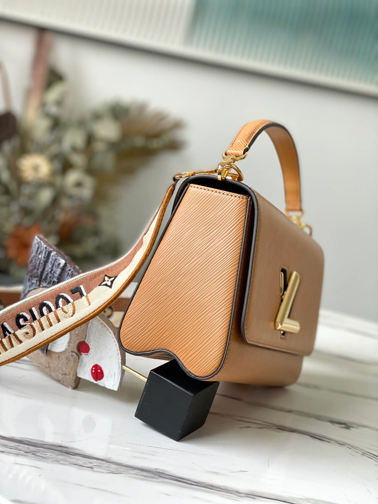 LV-M57506 - Карамельно-коричневая сумка-твист, средний размер