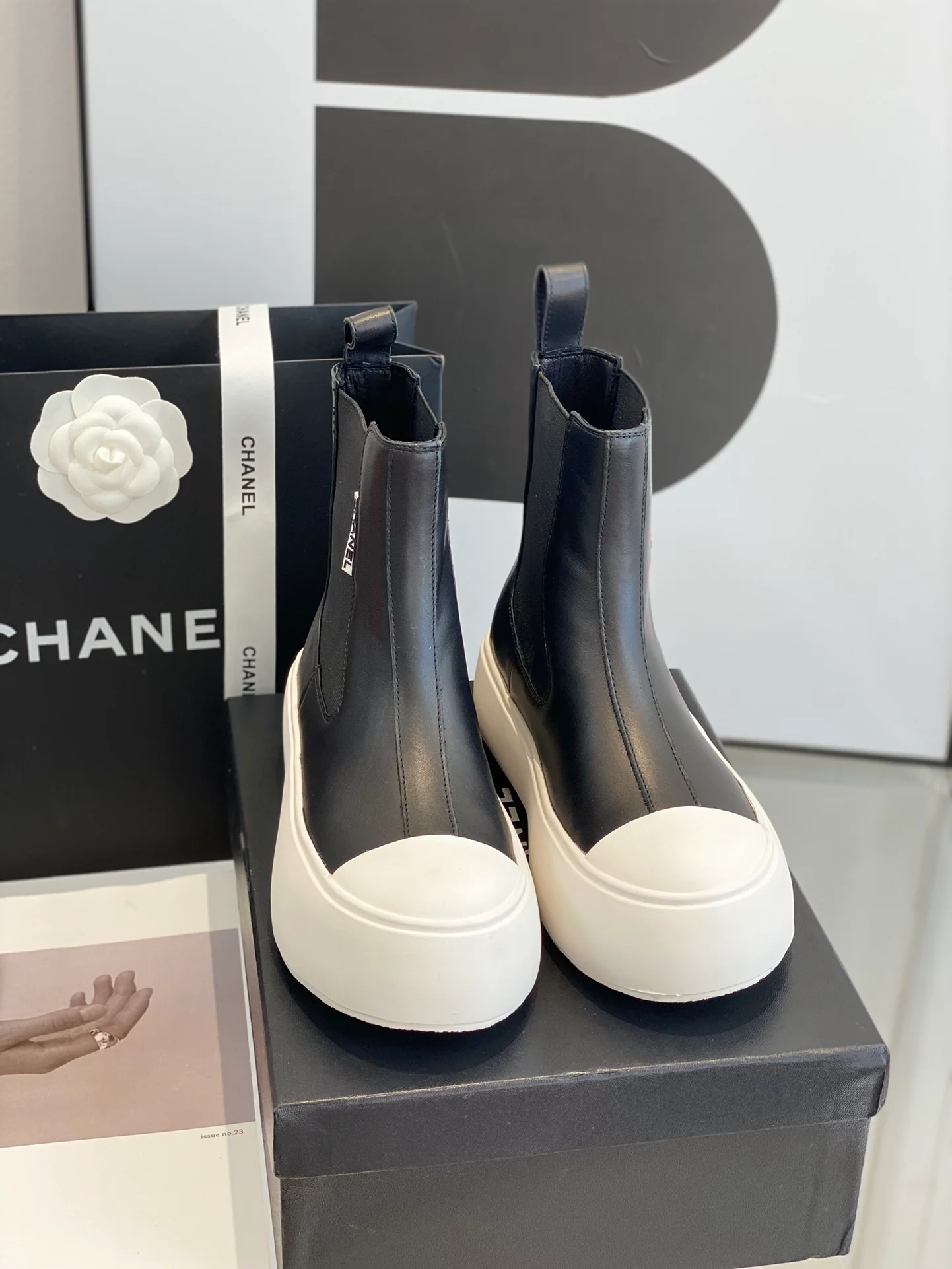 Повседневные высокие туфли на платформе от Chanel