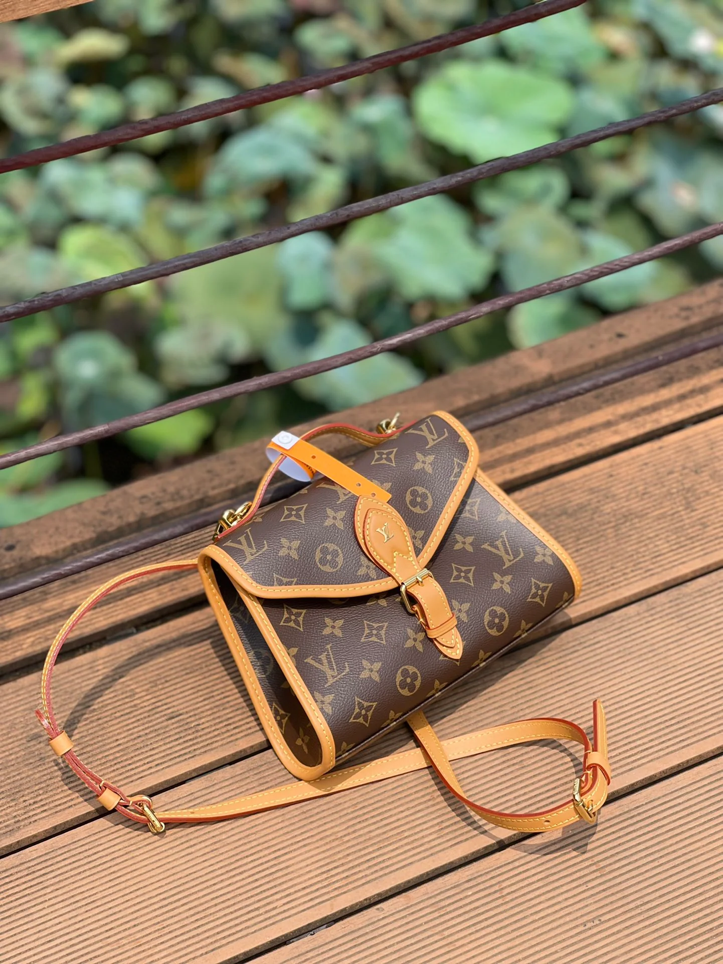 m44919-LV-ivy Винтажная сумка-мессенджер с монограммой