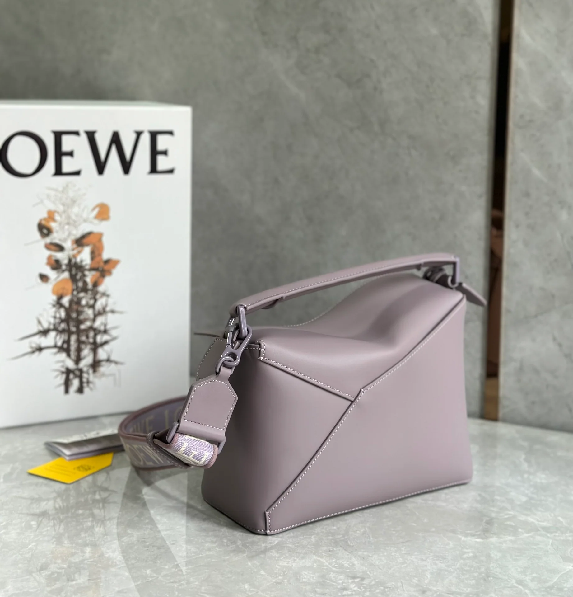 Сумка Loewe Puzzle Geometric с плечевым ремнем в виде буквы — сиреневая.