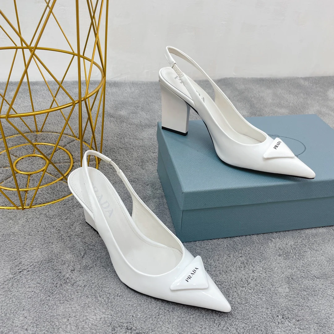 Новинка сезона весна/лето 2022 от Prada - туфли на каблуке с открытой пяткой