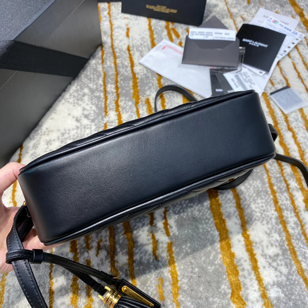 Фотосумка YSL Lou Bag — черная с золотой фурнитурой.