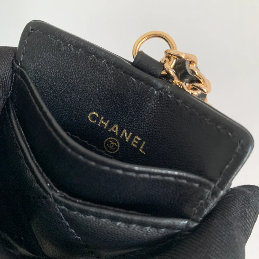 Держатель для удостоверений личности Chanel — из черной овечьей кожи с золотой пряжкой.