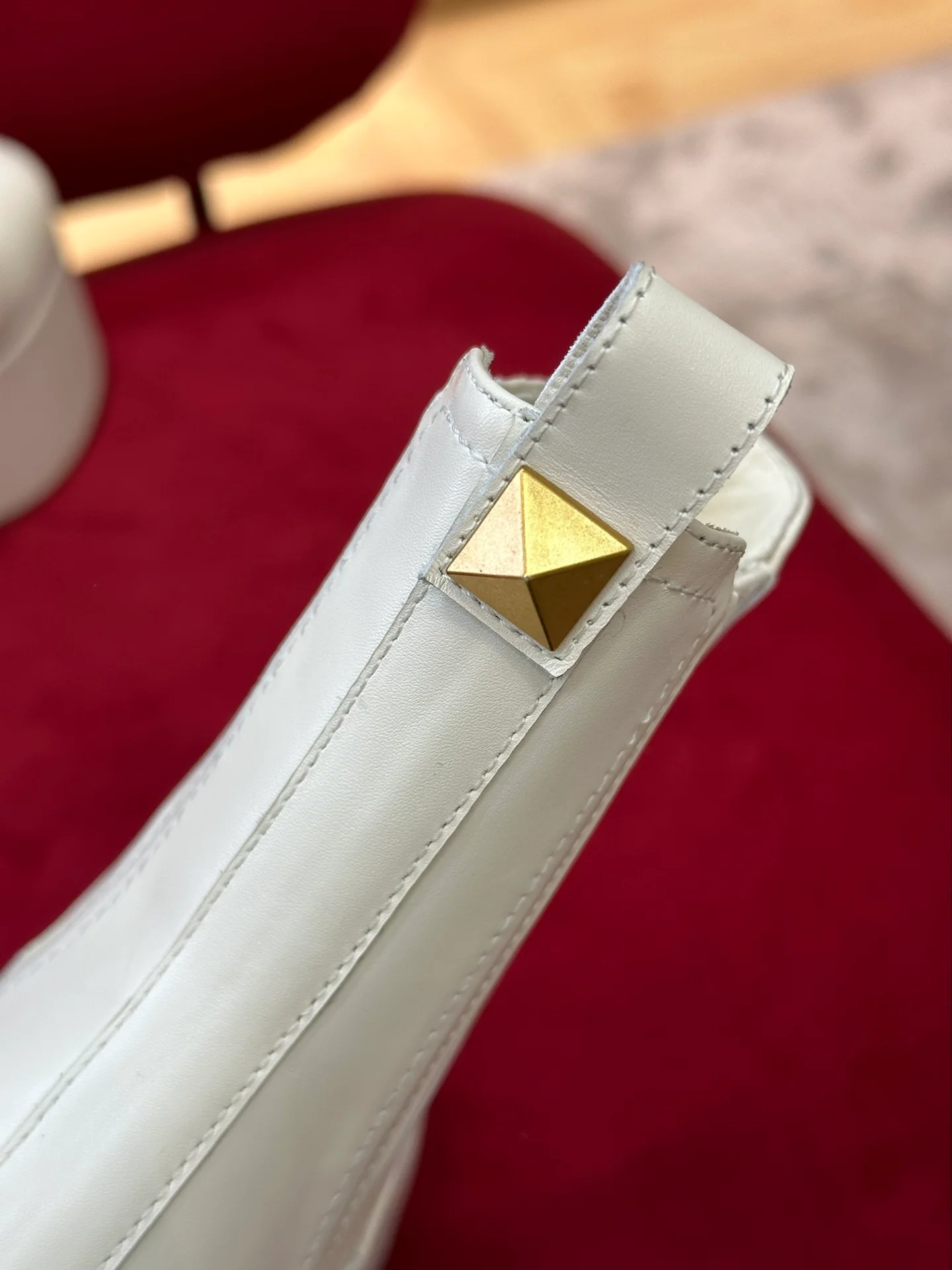 Новинка сезона осень/зима 2022 от Valentino - Ботильоны на высоком каблуке - Белые