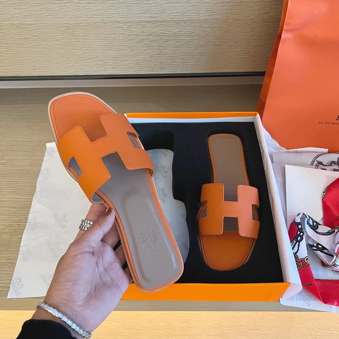 Классические тапочки Hermes с буквой H — оранжевый с пальмовым принтом