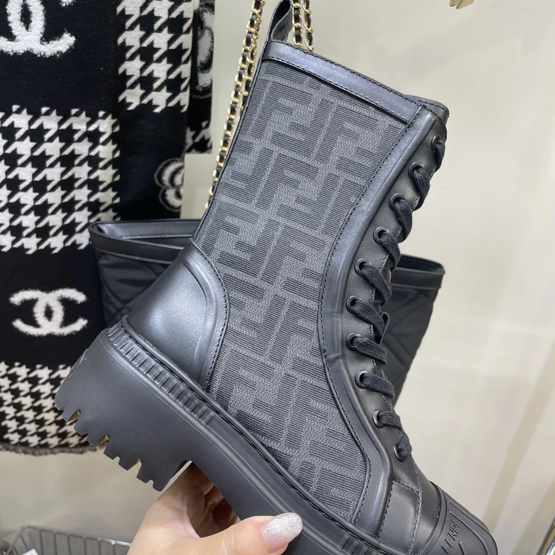 Новинка весны 2022 года от Fendi - Сапоги для верховой езды на шнуровке - Черные