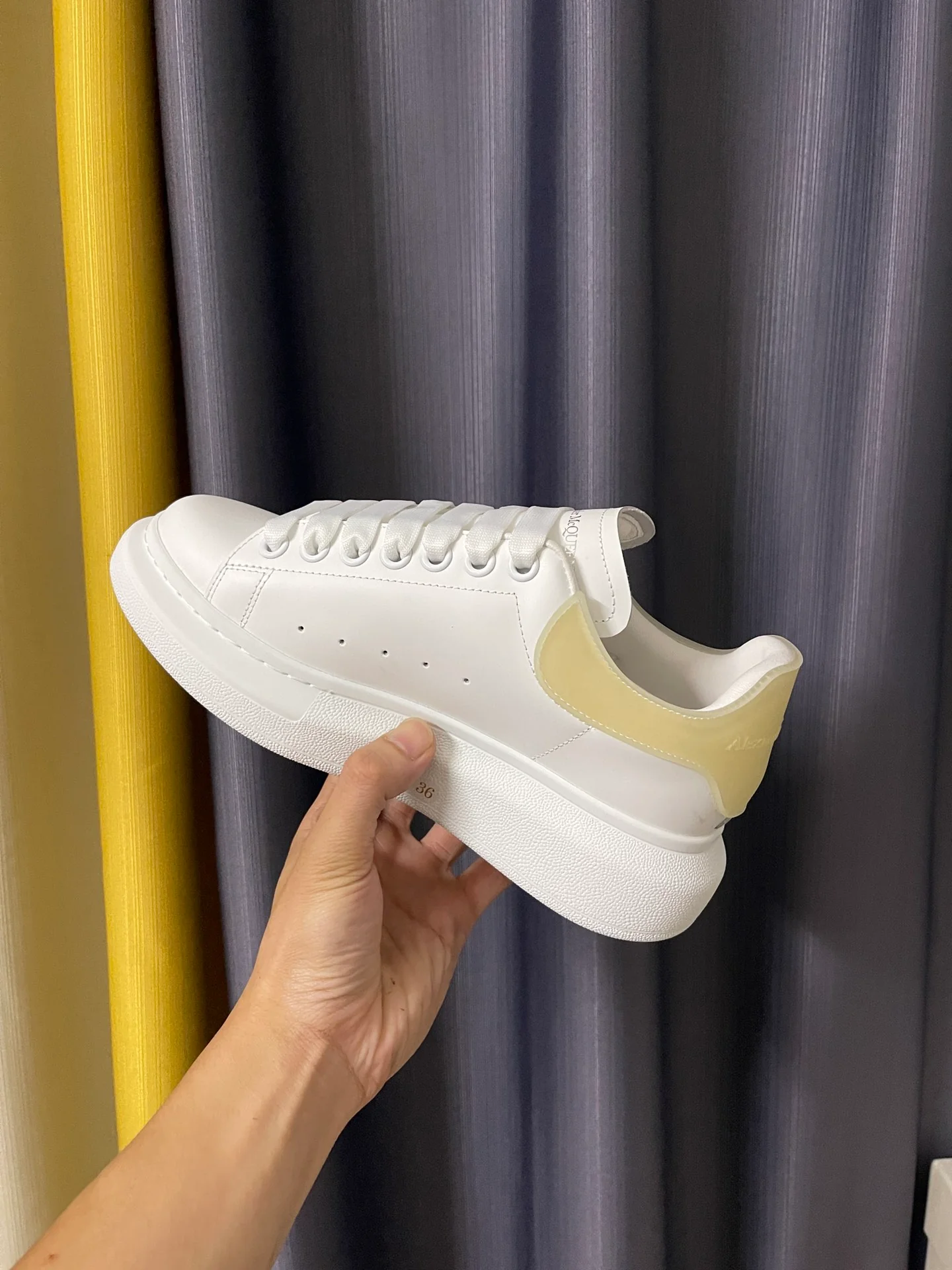 Классические белые кроссовки McQueen - унисекс - прозрачный абрикосовый каблук с эпоксидной смолой