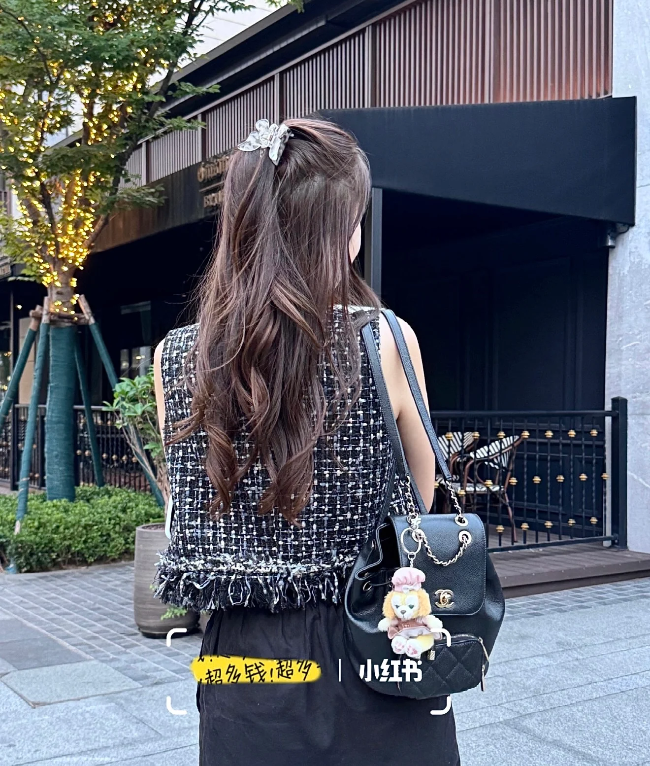 Рюкзак Chanel 25b из кожи личи, черный с золотой фурнитурой.