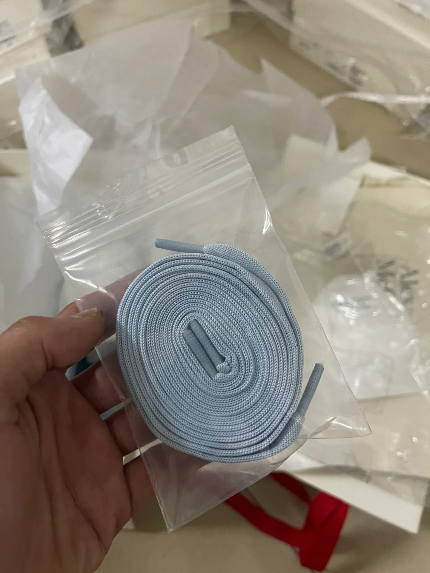 Классические белые кроссовки McQueen - унисекс - на каблуке из синей лакированной кожи