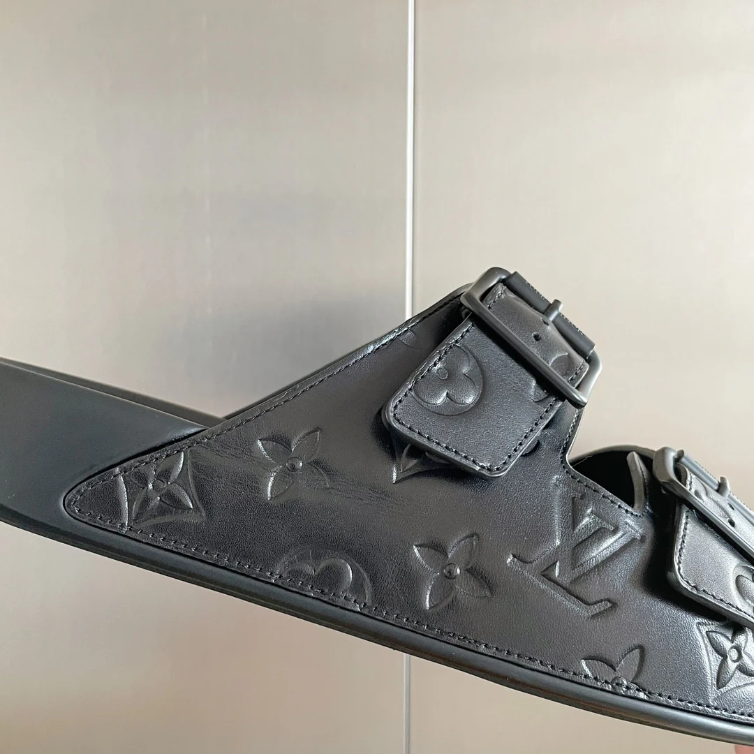 Новые кроссовки LV из серии 2023 года с тисненым монограммом — черные.