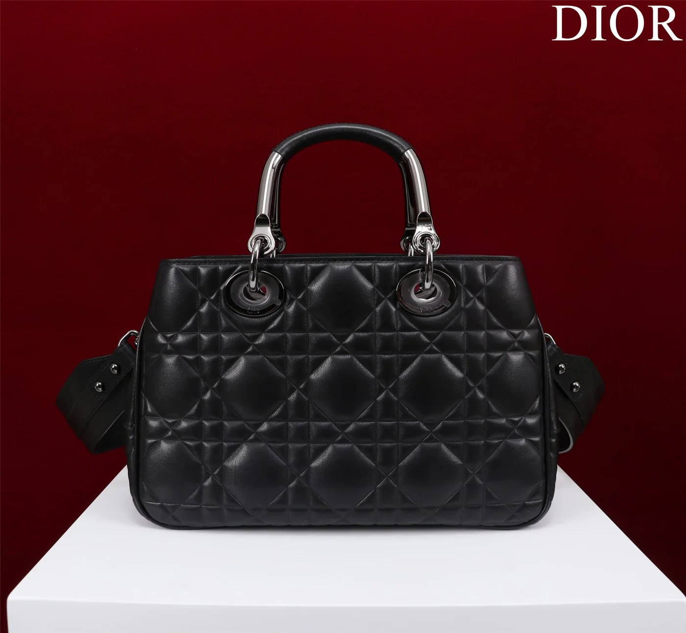 Сумка Dior Lady 95 22, большая, черная, с пряжкой в ??виде пистолета.