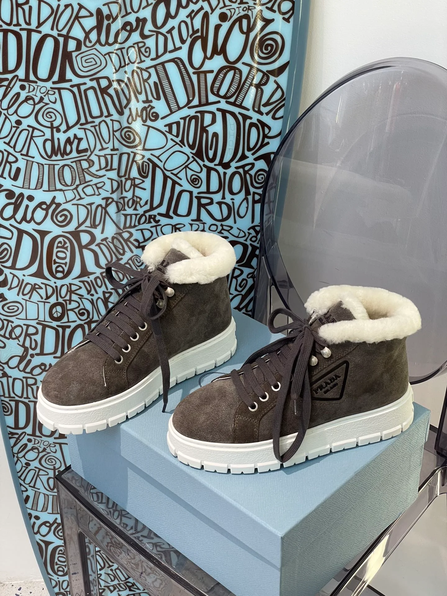 Новинка сезона осень/зима 2022 от Prada - Замшевые шерстяные кроссовки - Темно-зеленые