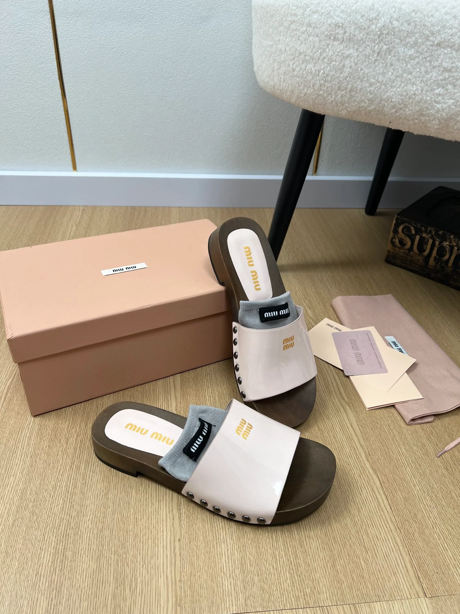 Деревянные тапочки Miu Miu 2024 - белые