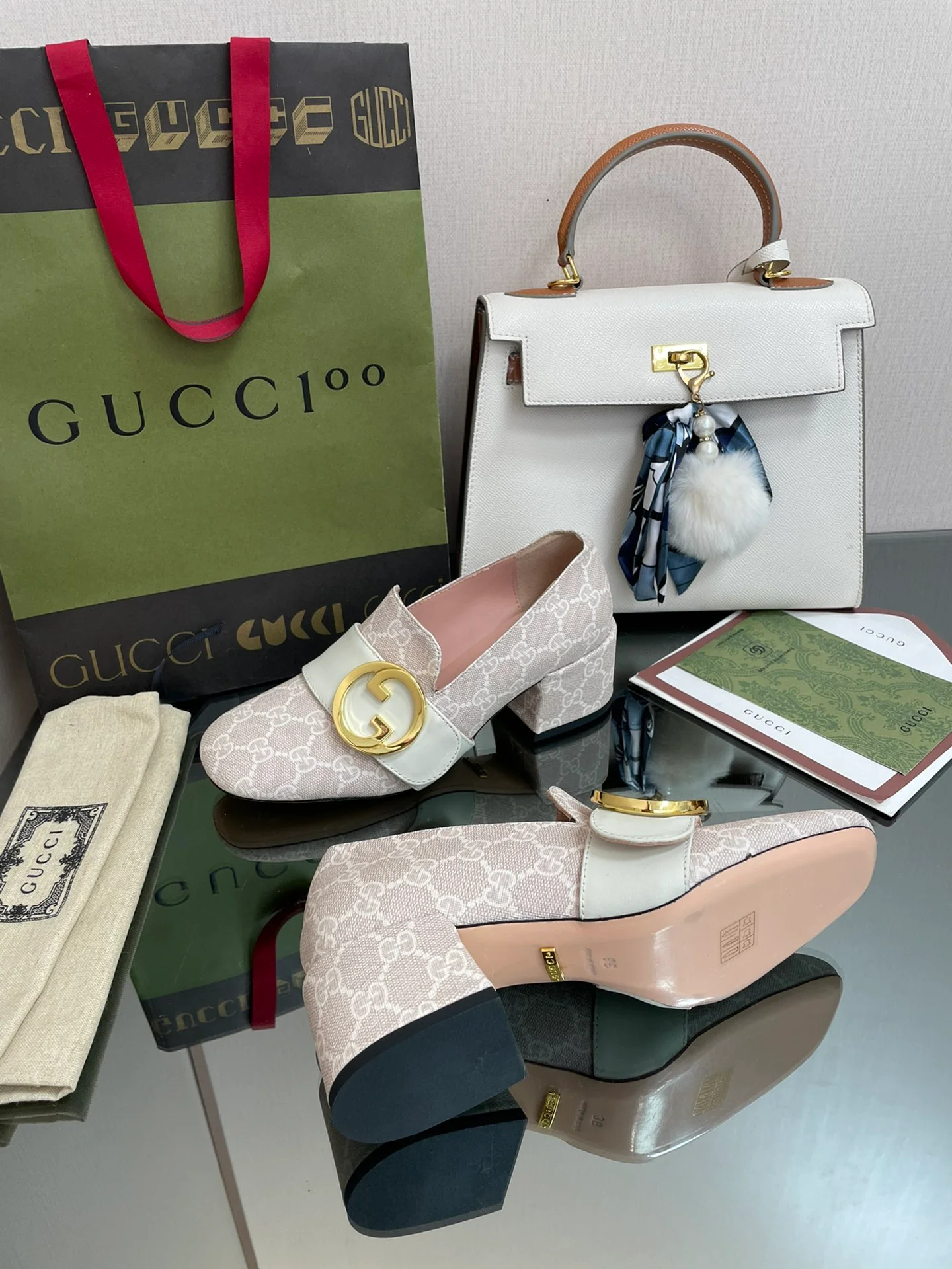 Туфли Gucci на низком каблуке с закрытым носком и монограммой — белые.