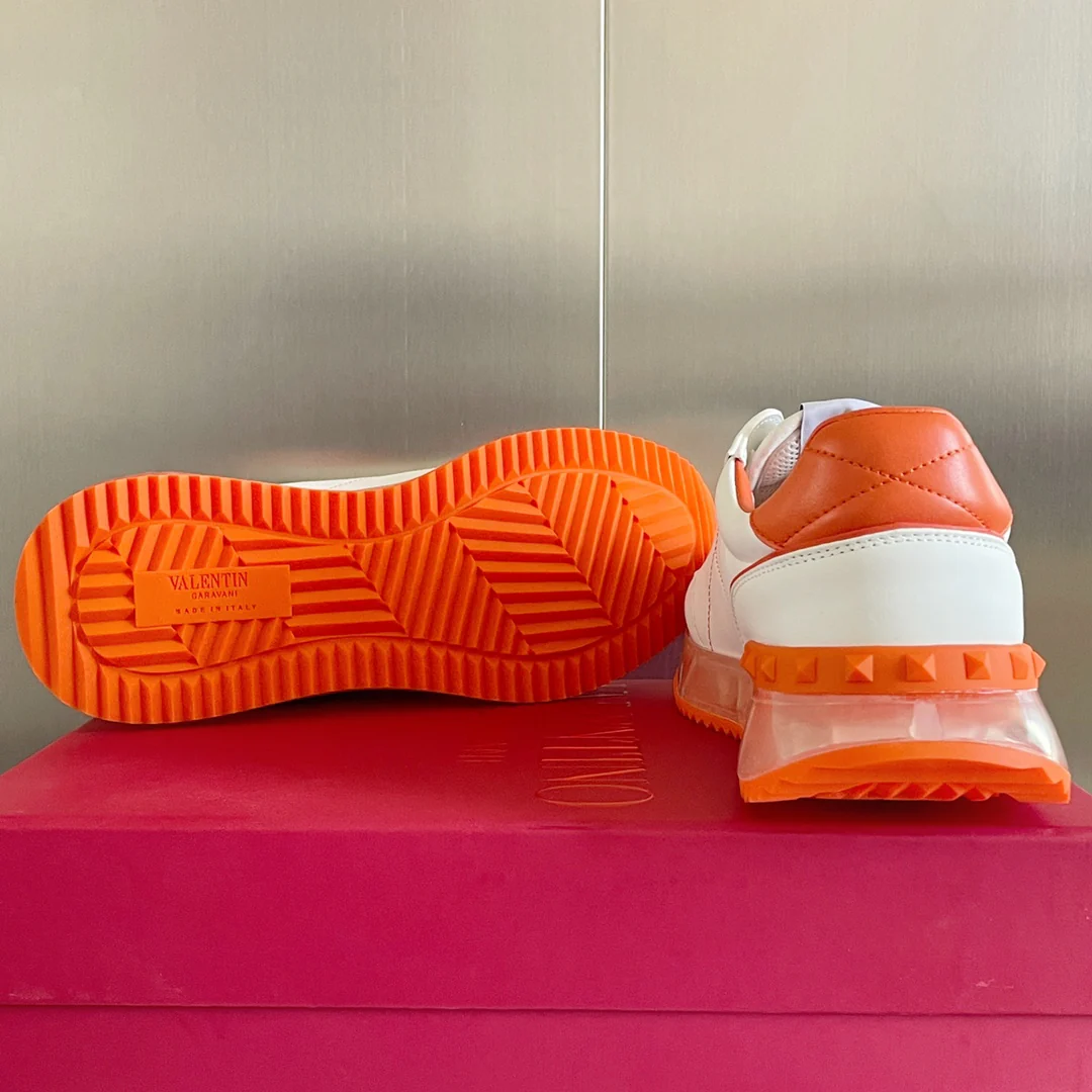 Valentino - Спортивные повседневные туфли с заклепками - Серия с заклепками по всей поверхности - Модель с воздушной подушкой - Парный стиль - Оранжевая отделка