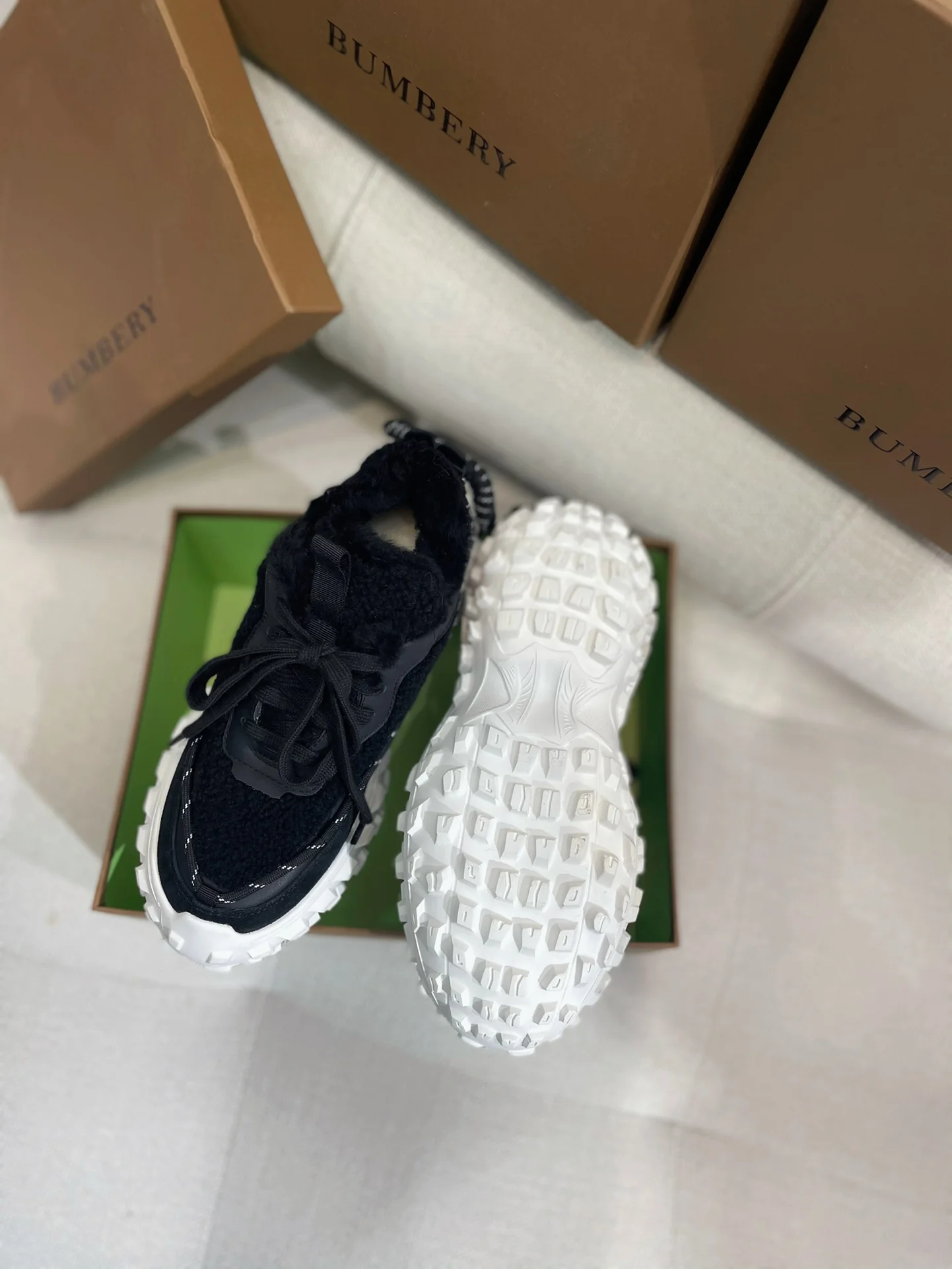 Коллекция Burberry ?Ранняя весна 2022? — Пушистые зимние кроссовки — Черные