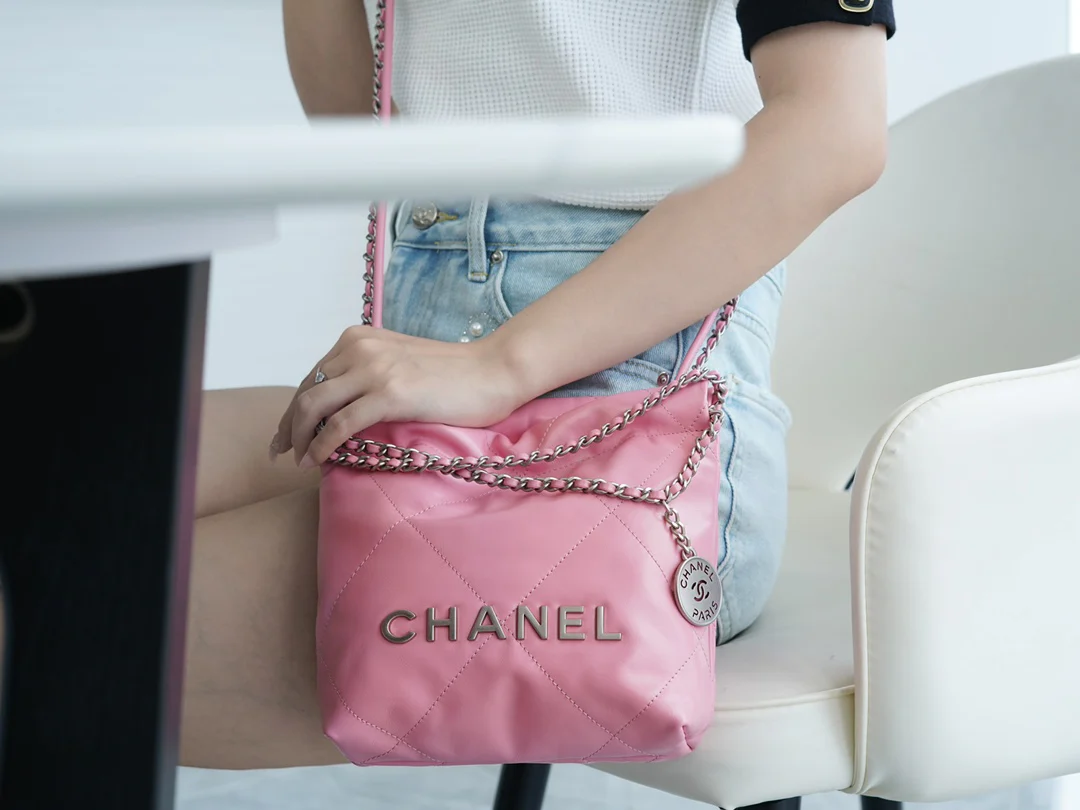 Новинка сезона весна/лето 2023 от Chanel - сумка 22 - мини - розовая с серебряной пряжкой