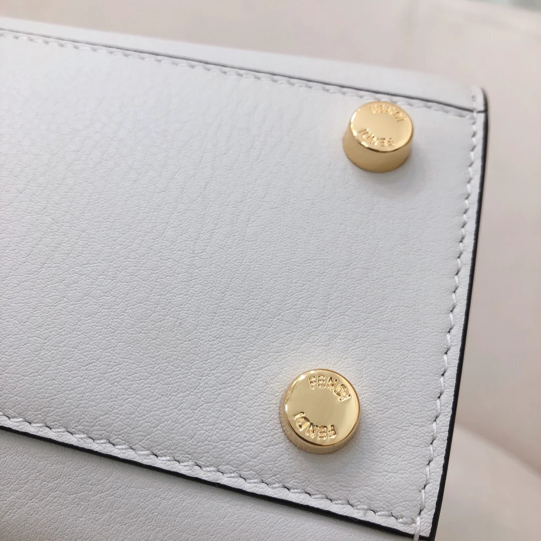 Маленькая белая кожаная сумочка Fendi Peekaboo