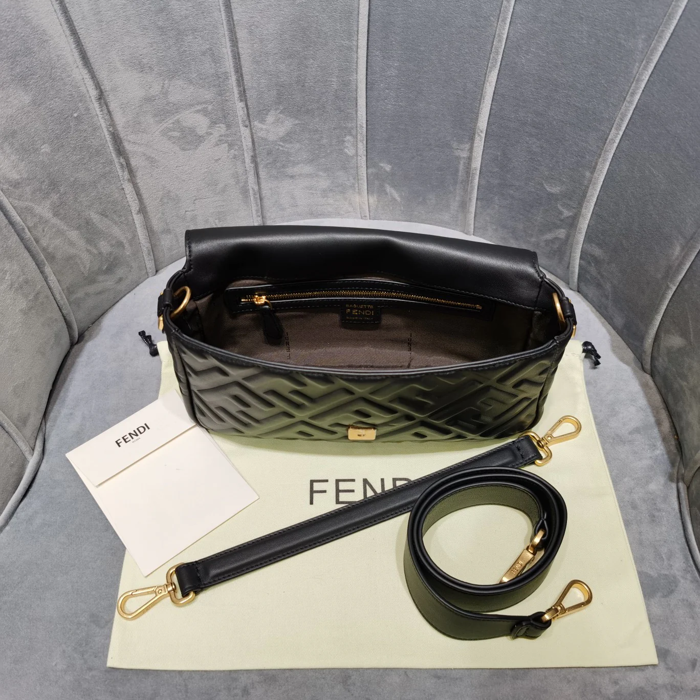 Сумка Fendi Baguette Medium из черной кожи - 3