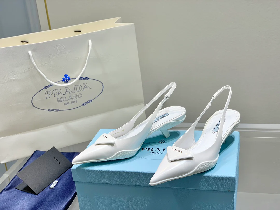 Prada - Белые туфли на низком каблуке