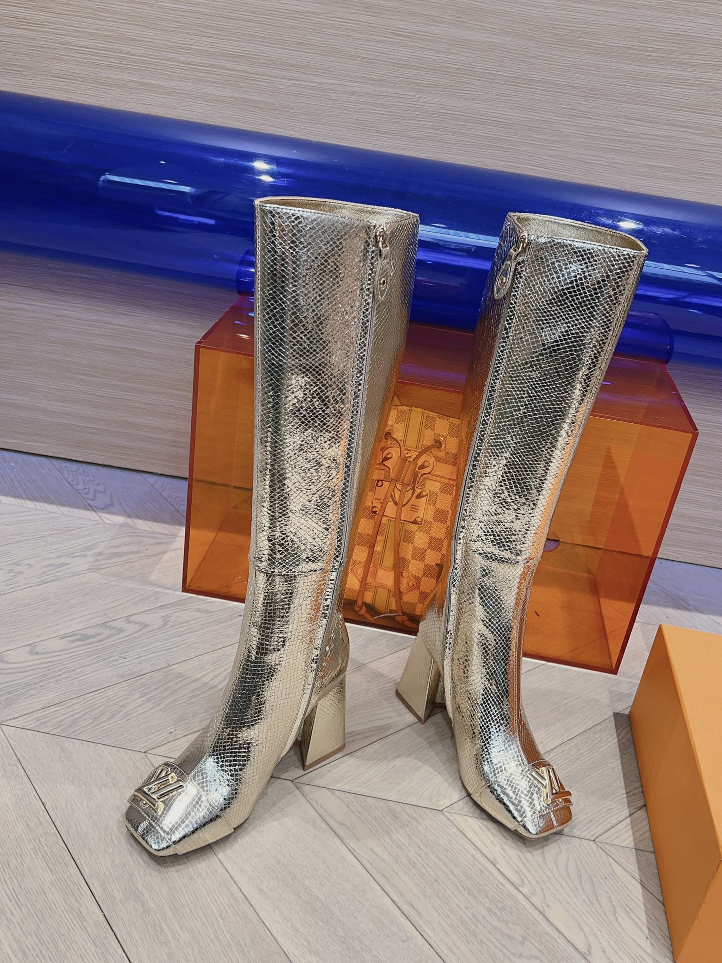 Последние новинки от LV из бутиков сезона осень/зима 2023 — Ботинки с подиума — Массивные ботинки на высоком каблуке — Золотистые