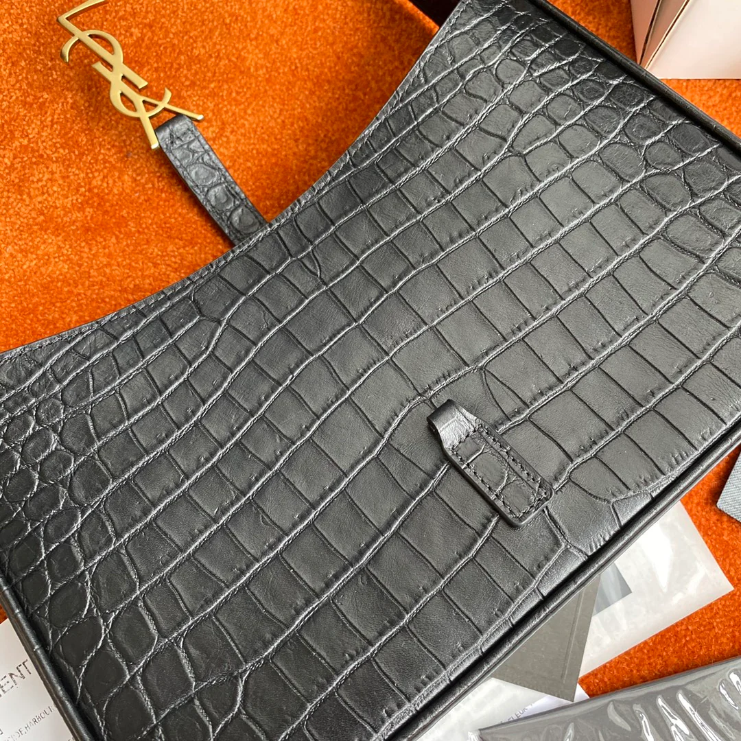 Сумка-седло YSL с вышивкой под крокодиловую кожу и золотой пряжкой.