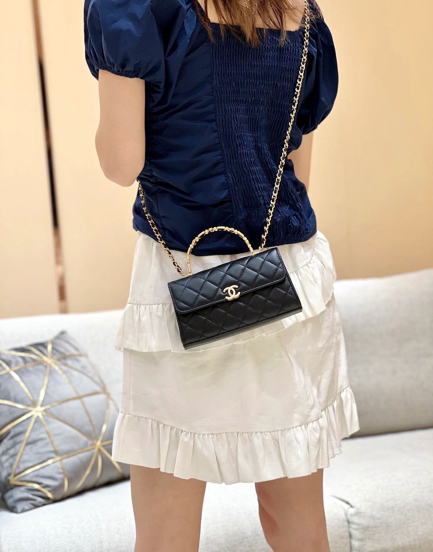 Сумка Chanel 2022 с эмалированной ручкой - Черная - Маленькая