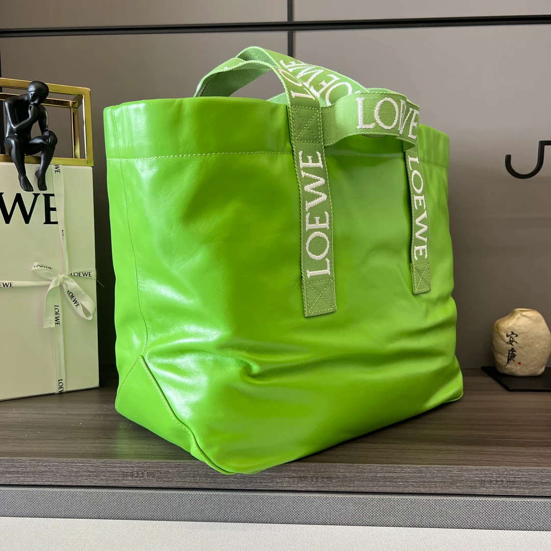 Сумка-шоппер Loewe Fold Shopper — из телячьей кожи цвета ?бумага? — зеленая.