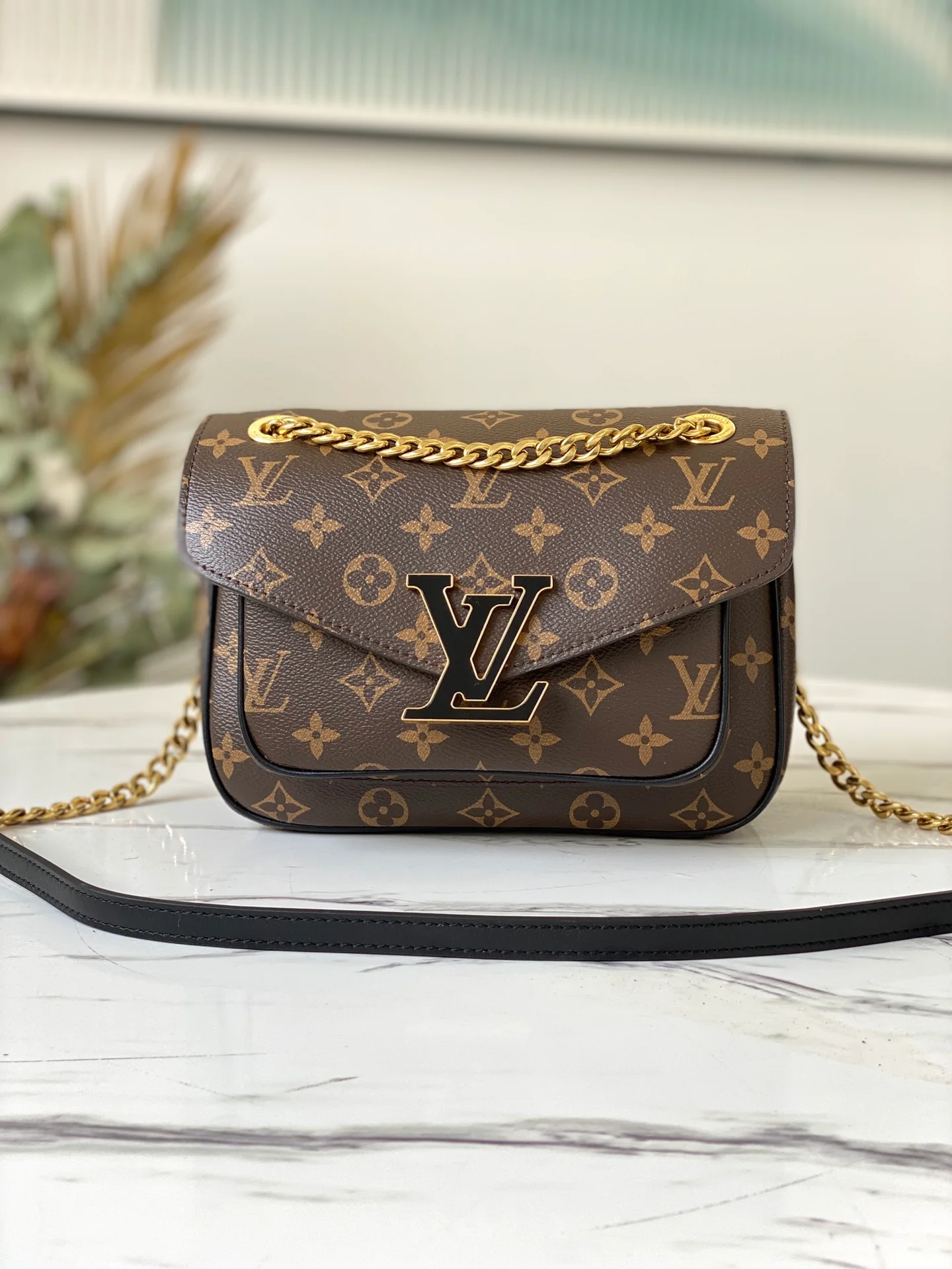 Сумочка LV-M45592 Neomonceau - подкладка с монограммой красного цвета.