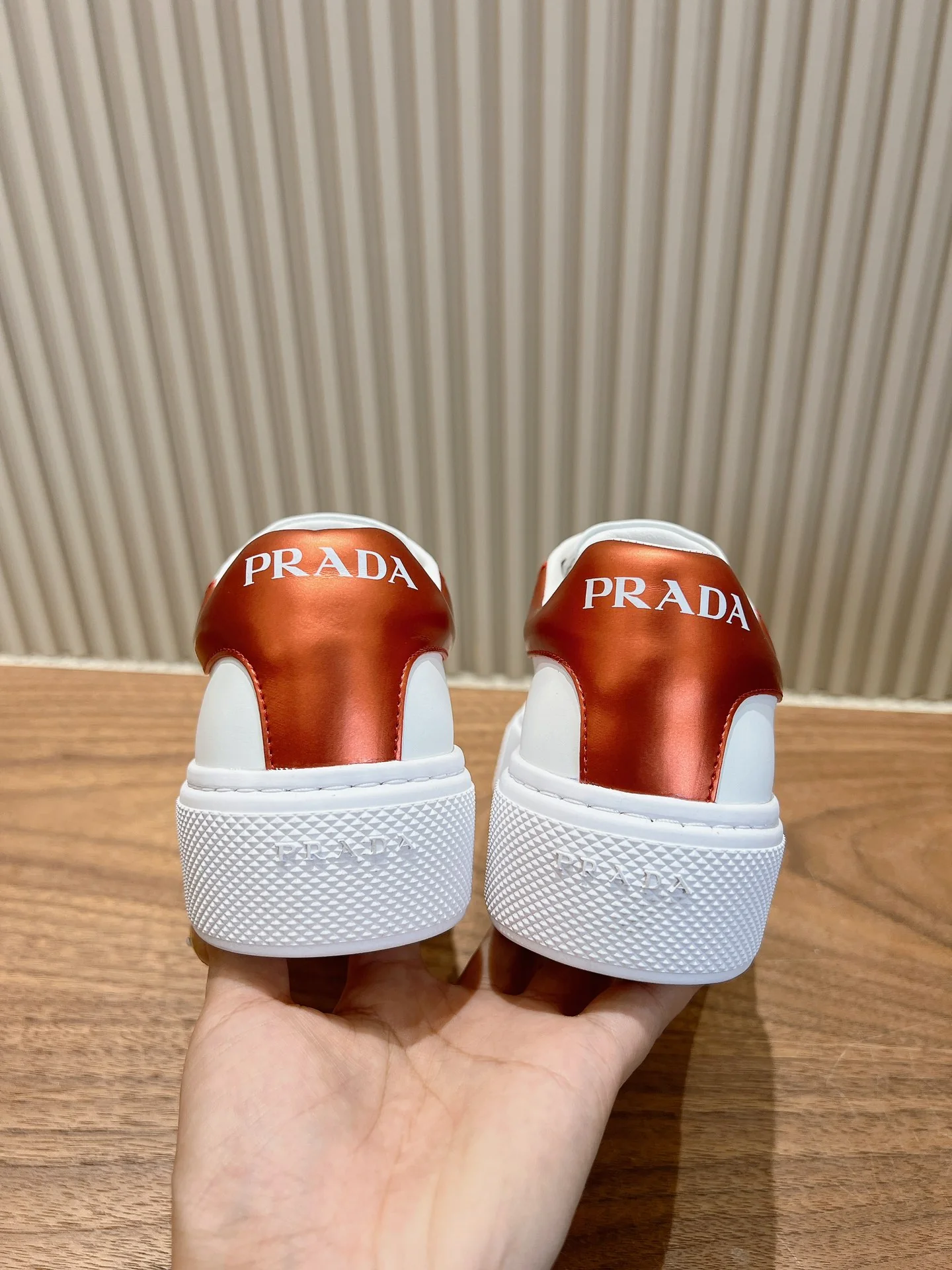 Кроссовки Prada 2024 - с оранжевой отделкой и белыми вставками
