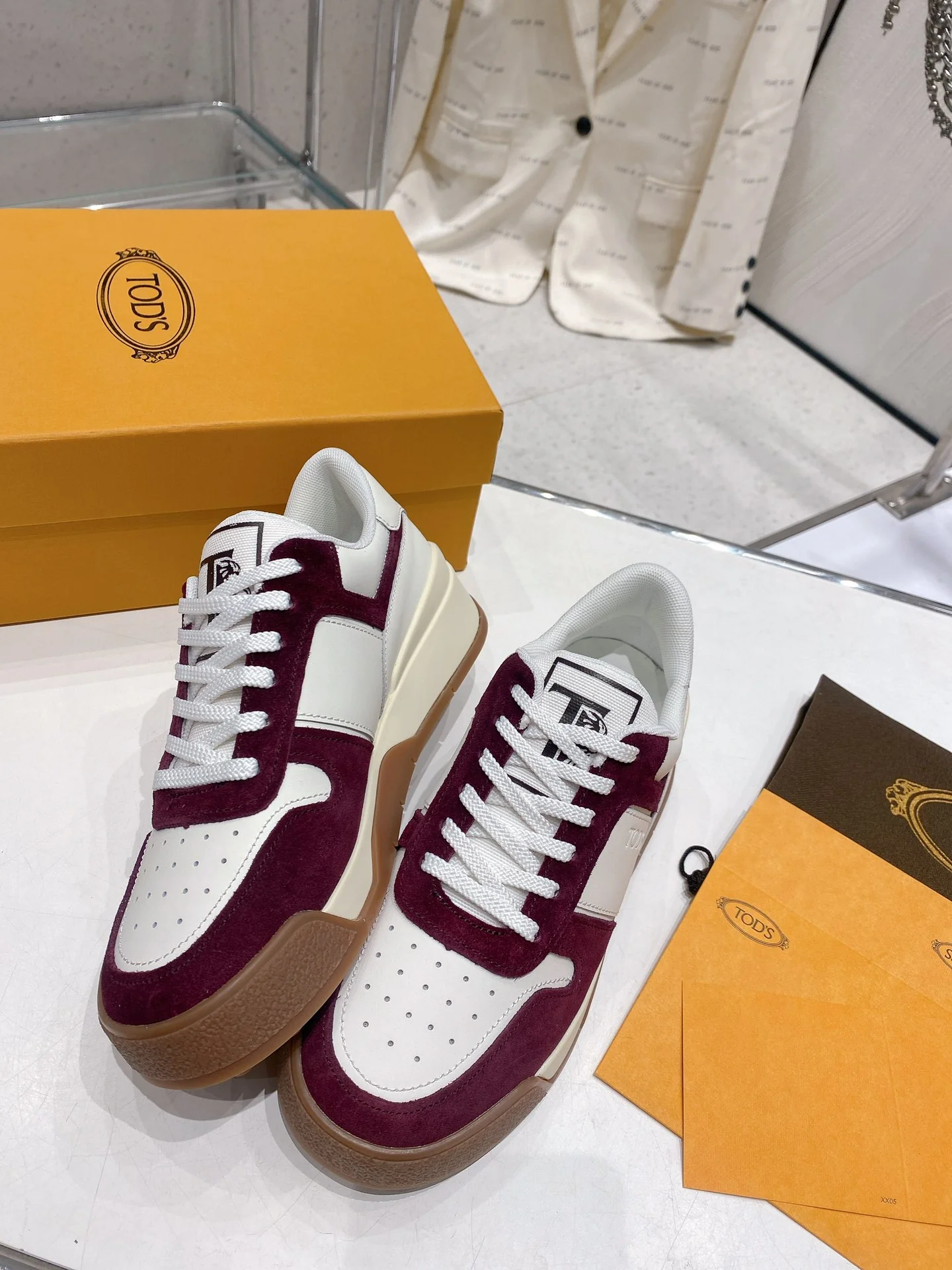 Весенняя коллекция Tods 2023 — Повседневная обувь — Парная модель — Коричневая подошва с бордовой отделкой