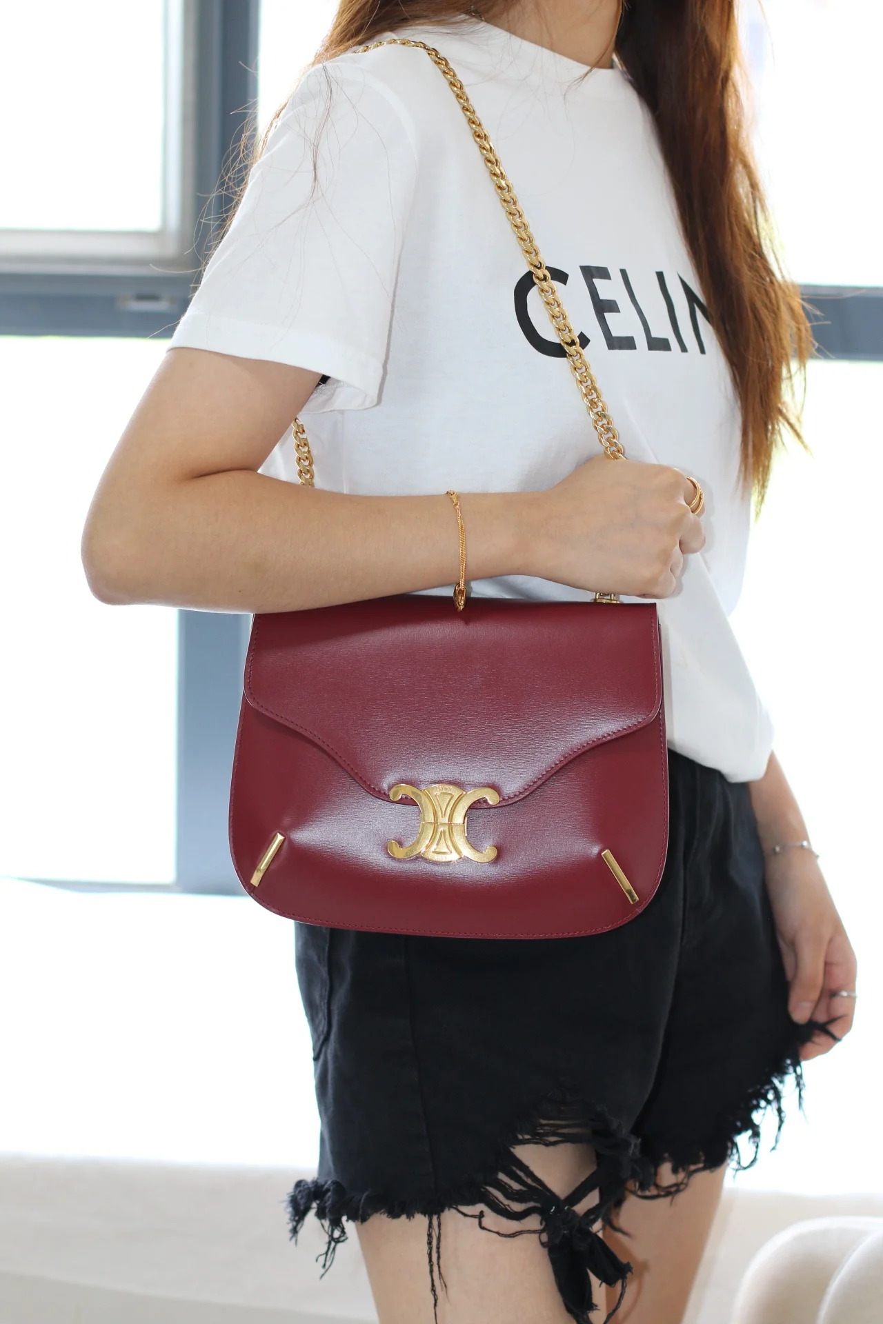 Коллекция Celine осень 2022 - Кожаная сумка Besace на цепочке - Темно-красная