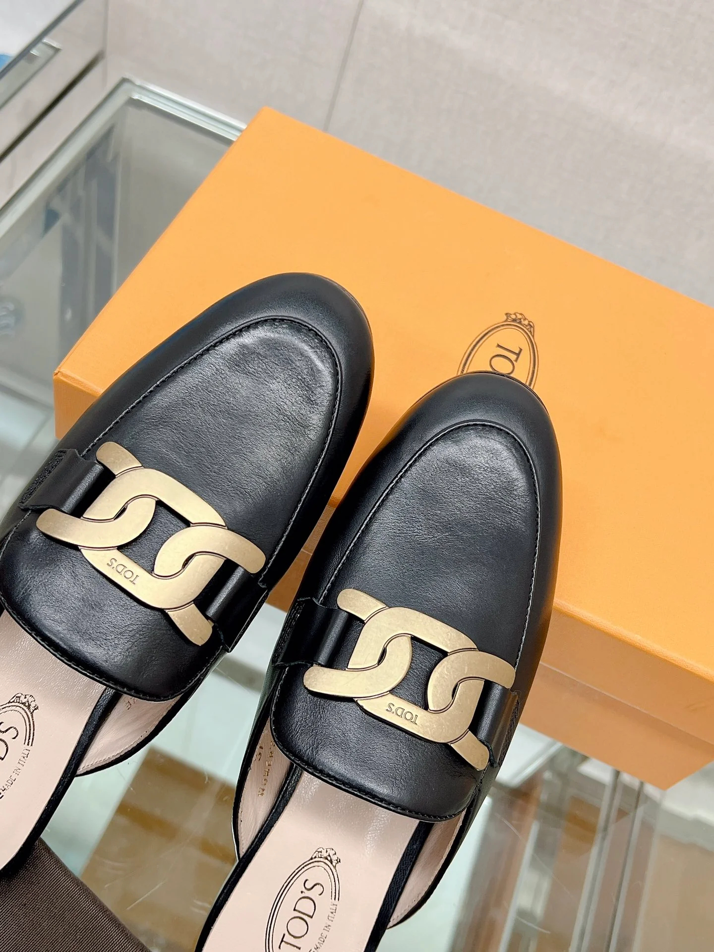 Весенняя коллекция Tods 2023 — плоские тапочки в ретро-британском стиле.