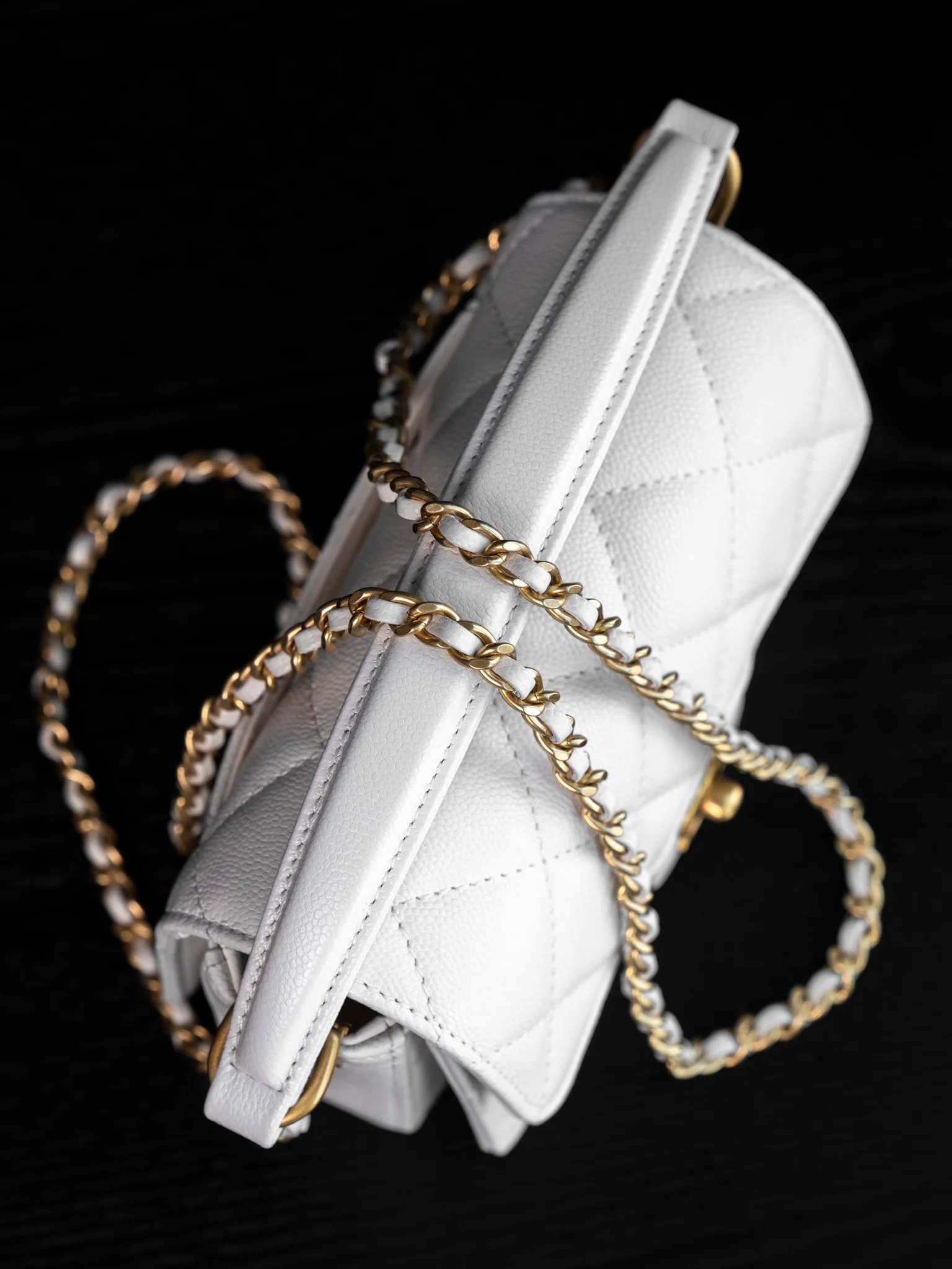 Мини-сумочка Chanel с ручкой и клапаном, белая.