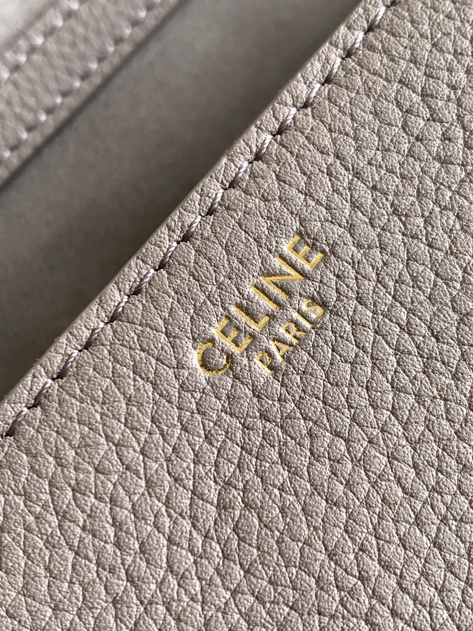 Новинка весны 2023 года от Celine - Миниатюрная сумка из мягкой зернистой телячьей кожи (16%) - Серая