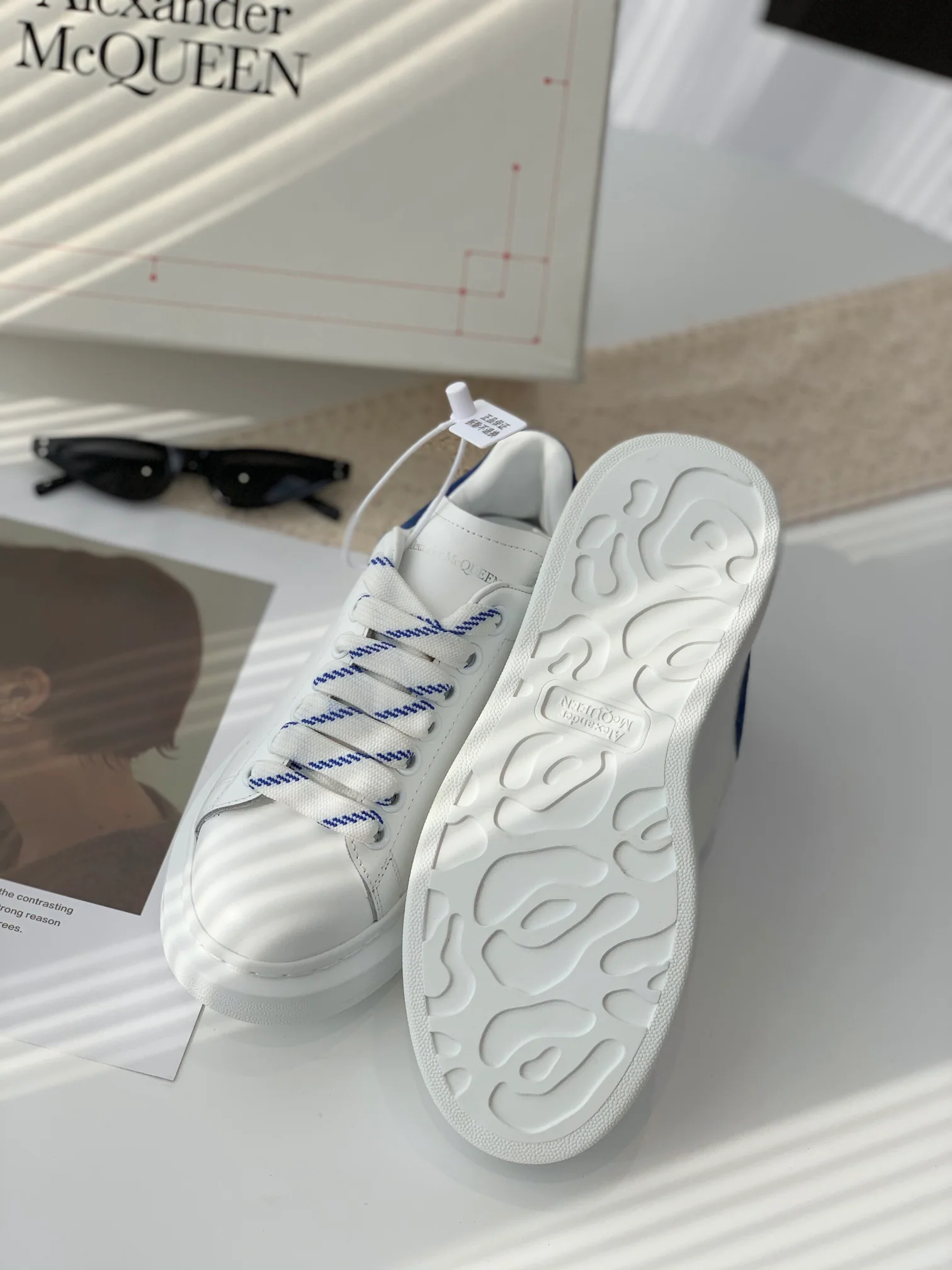 McQueen - Улучшенные классические белые кроссовки - Темно-синие