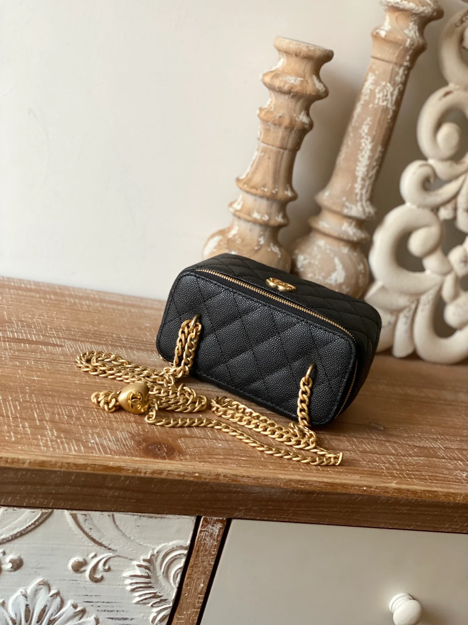 Новинка сезона весна/лето 2023 от Chanel - косметичка в форме сердца на цепочке