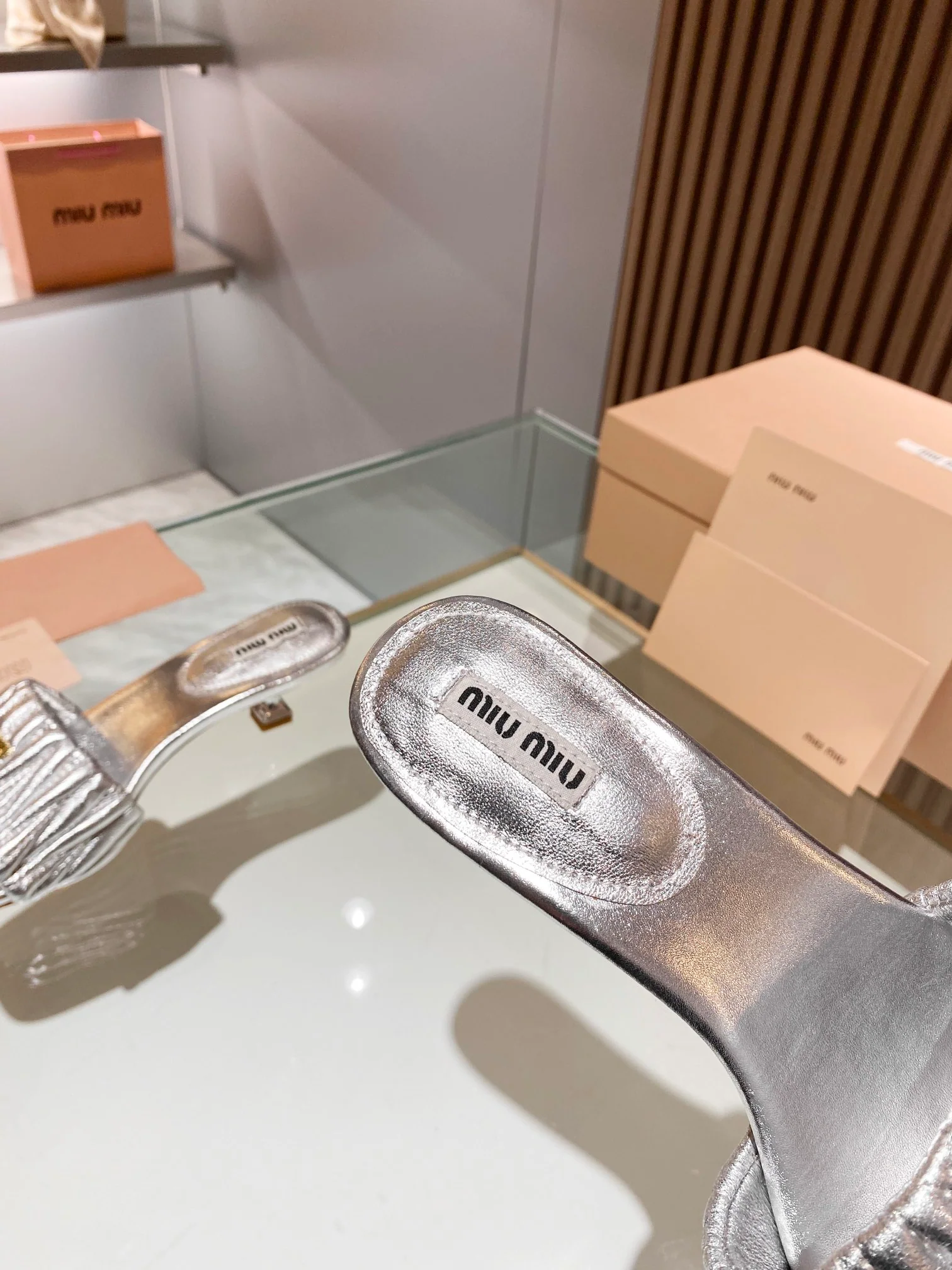 Новинка весны 2023 года от Miu Miu - Сандалии на низком каблуке - Серебристые