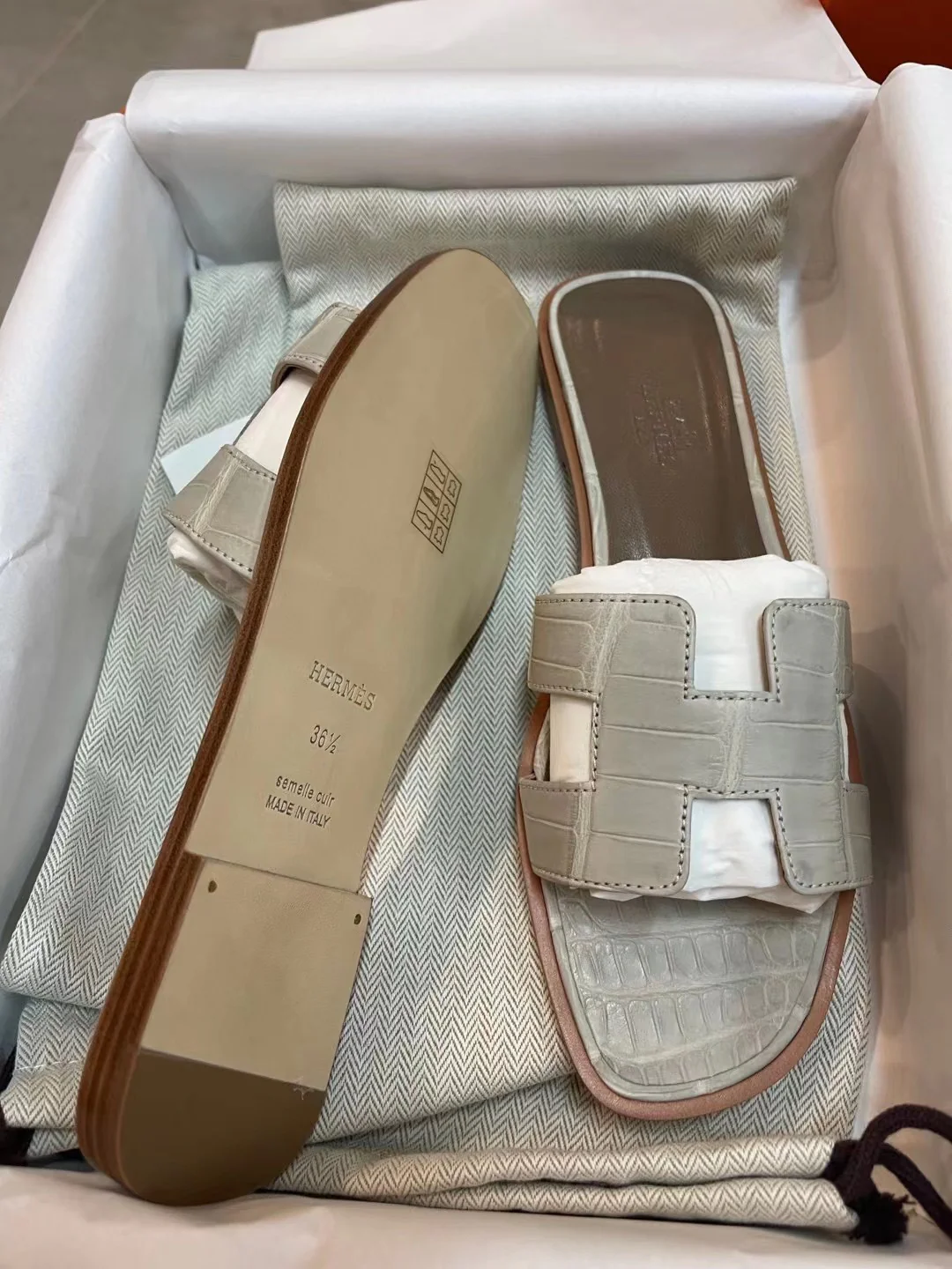 Тапочки Hermes с буквой H — Крокодиловая кожа — Серый