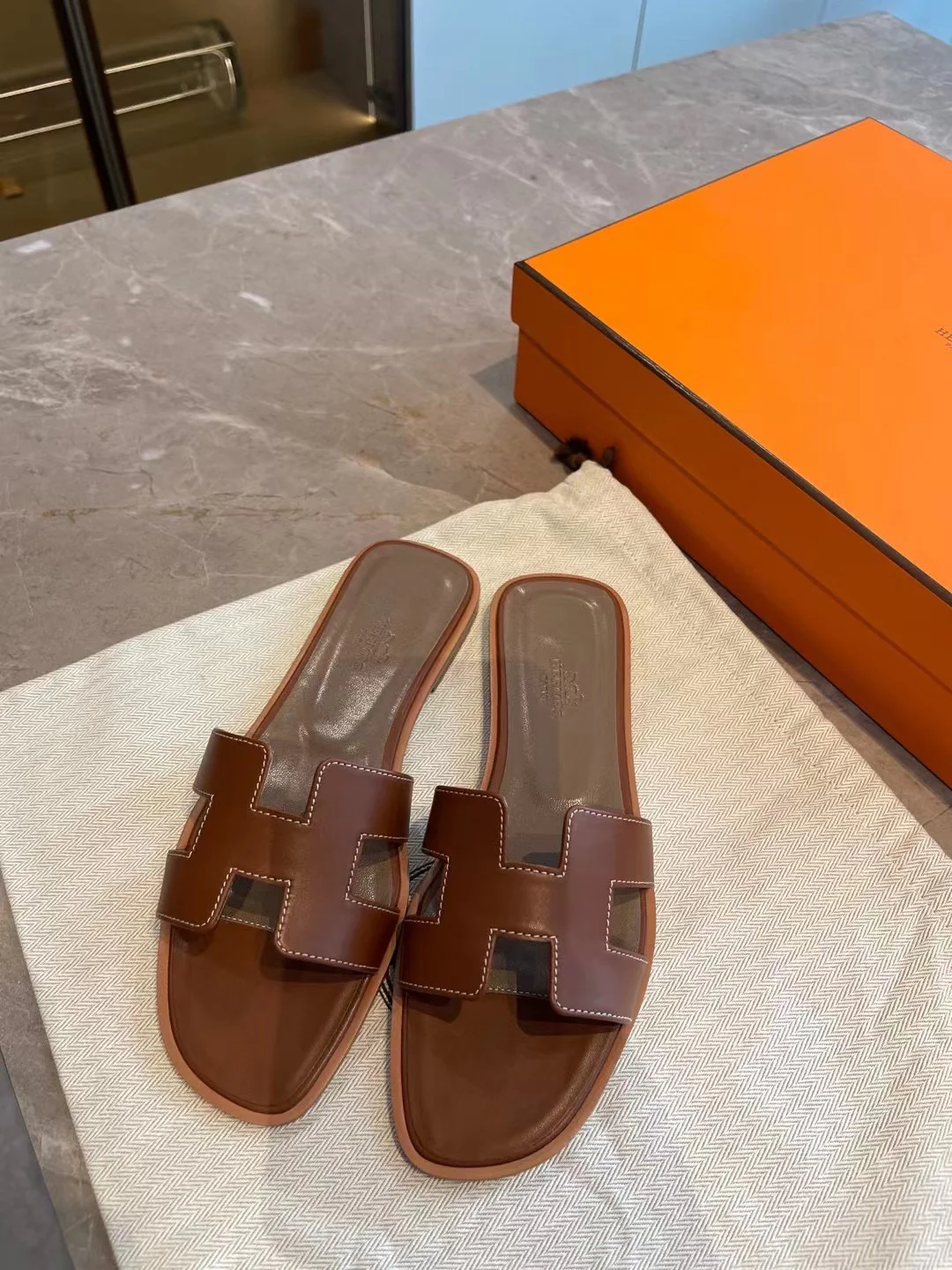 Тапочки Hermes с буквой ?H? — тапочки Oran — коричневые