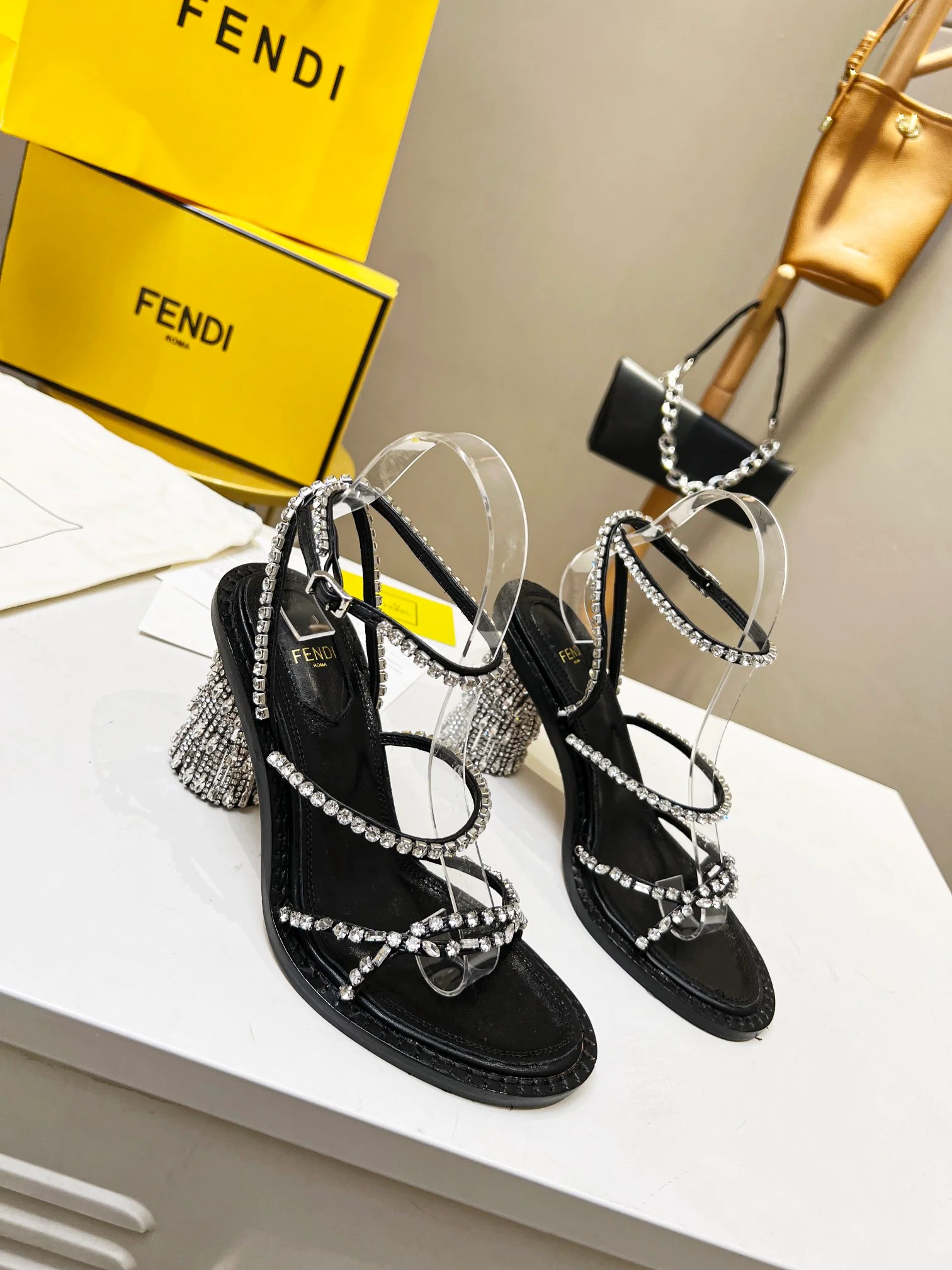 Fendi - Новинки ранней весны 2022 года - Сандалии и туфли на каблуках