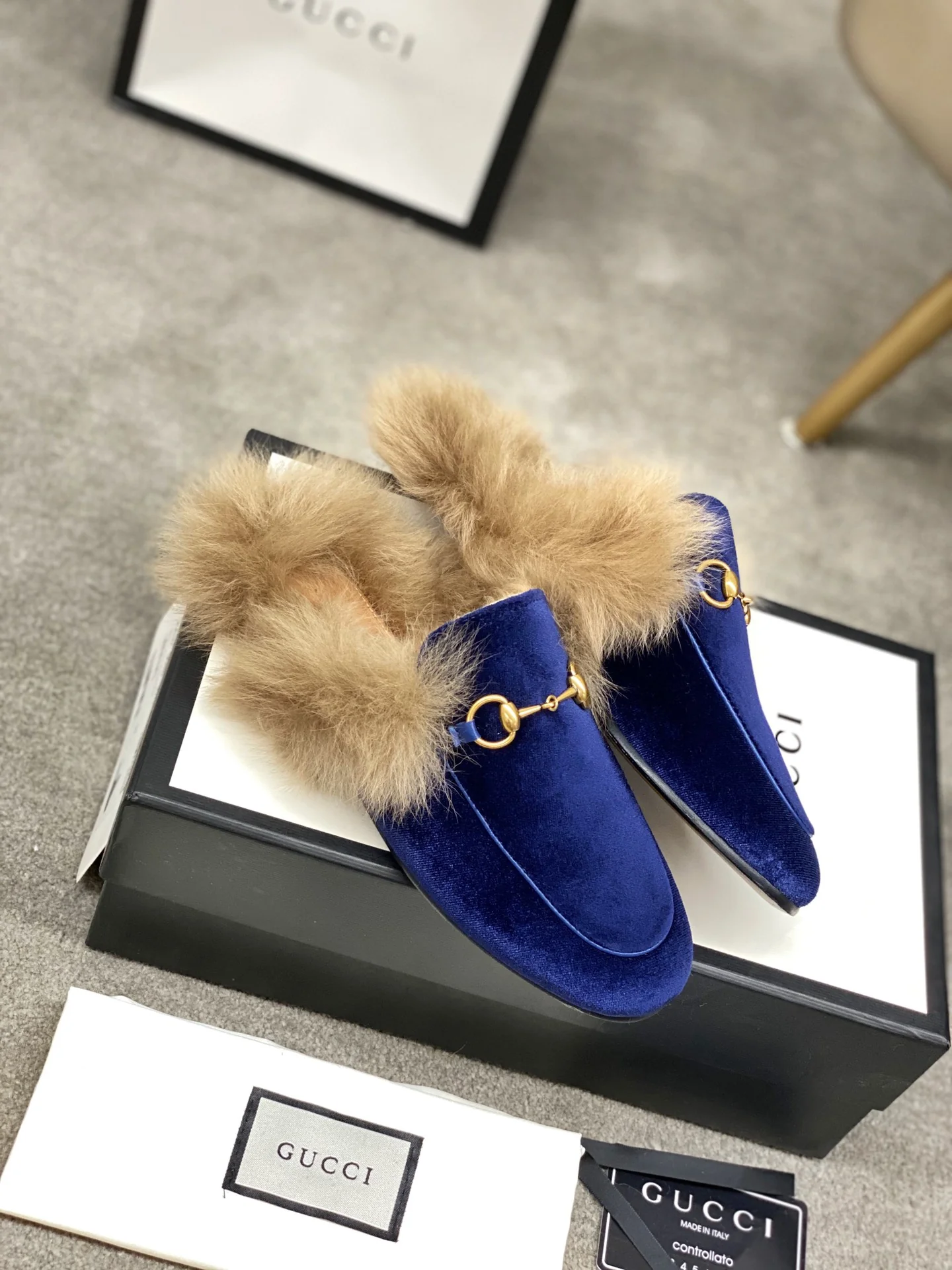 Бутик Gucci 2020 — Последние модели с подиума — Меховые тапочки — Замшевые