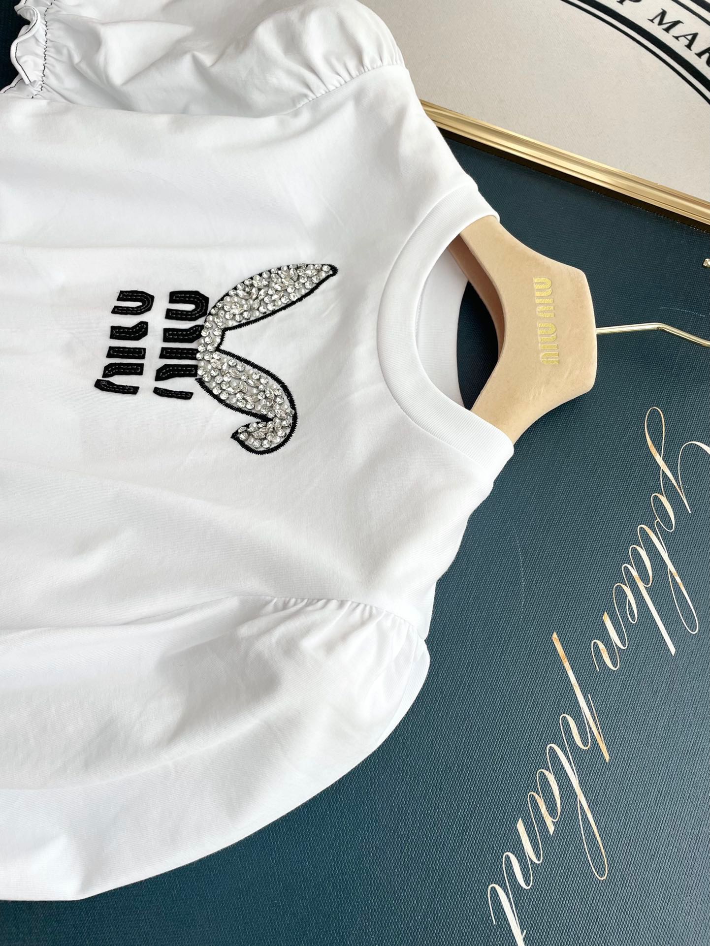 Miu Miu-2404 - Футболка с коротким рукавом, пышными рукавами, украшенная заячьими ушками и заклепками, с круглым вырезом и надписью.