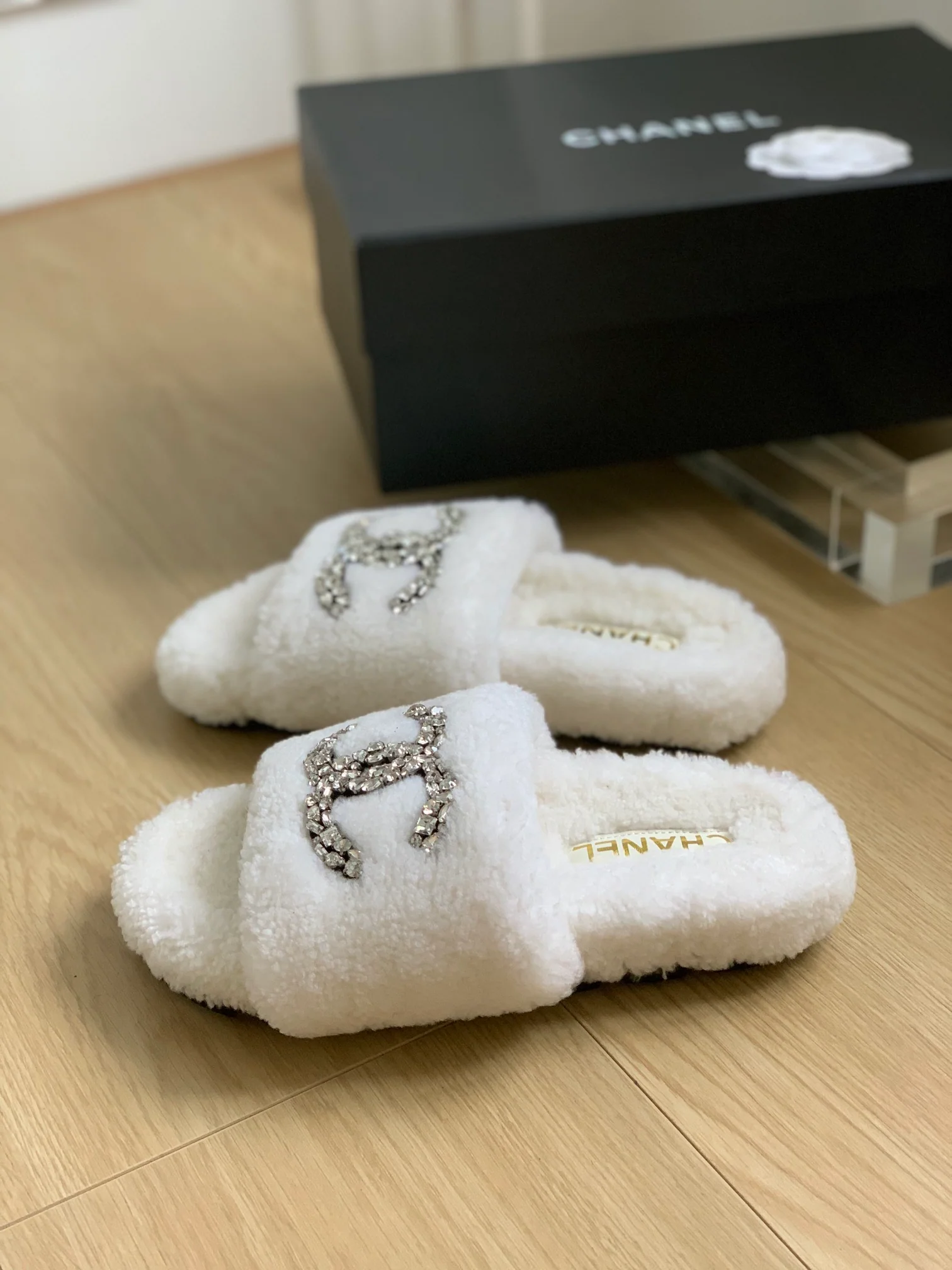 Новинка сезона осень/зима 2023 от Chanel - Домашние тапочки из овечьей шерсти с резиновой подошвой - Белые
